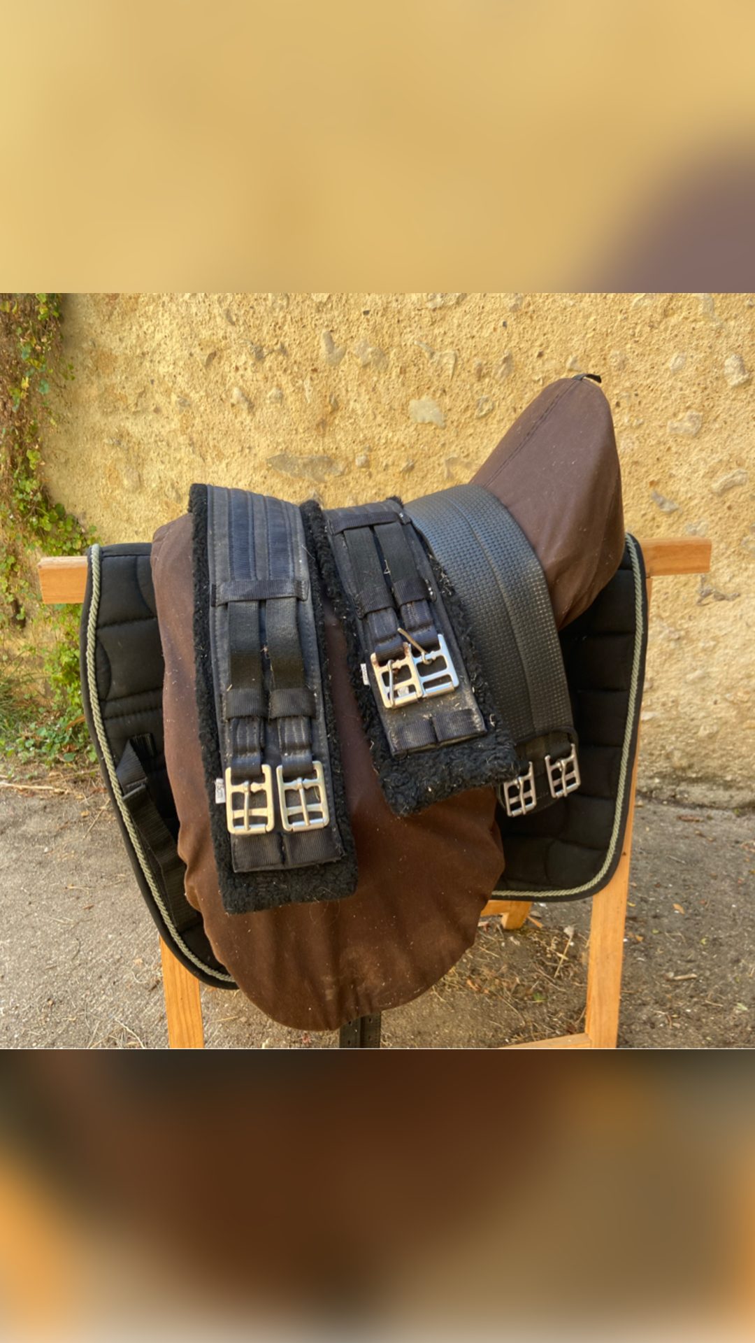 Lot : selle de dressage + sangle, média 2