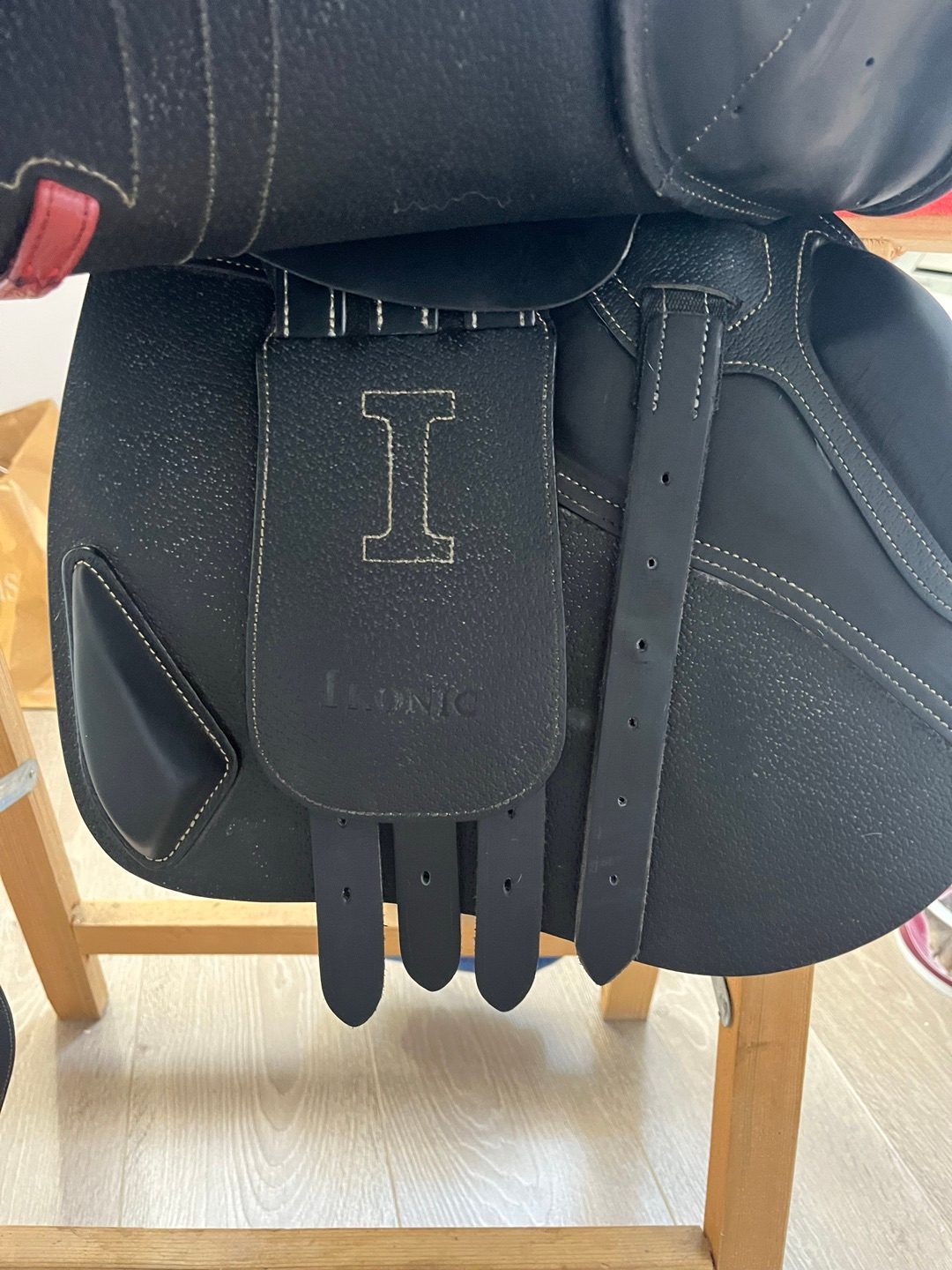 Selle ikonik noire, média 6