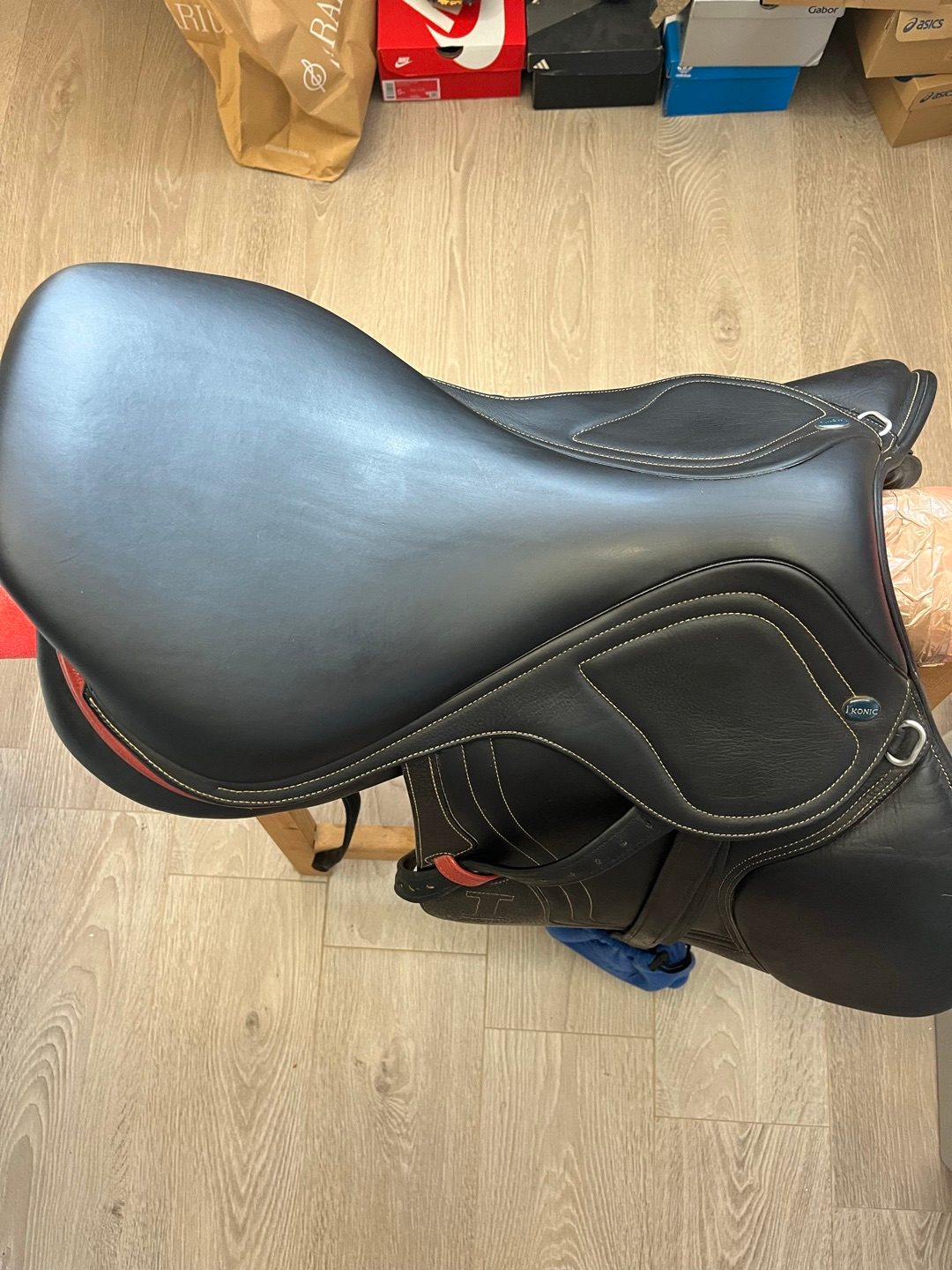 Selle ikonik noire, média 2