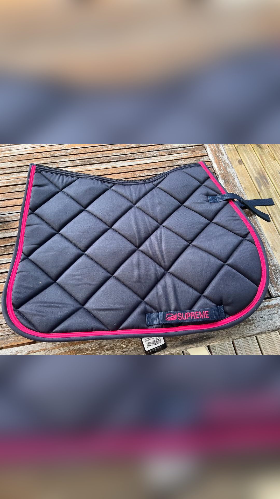Tapis rose et noire de la marque Suprême, média 2