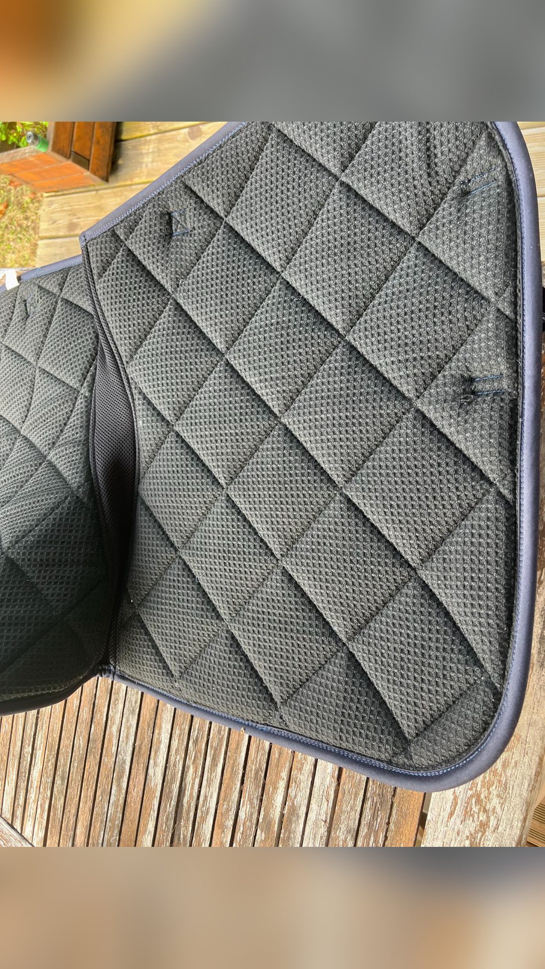 Tapis rose et noire de la marque Suprême, média 3