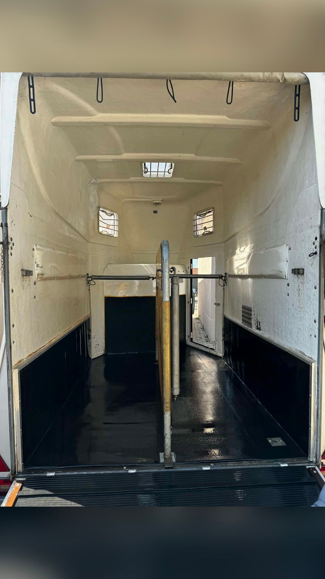 Van 2 places, média 4