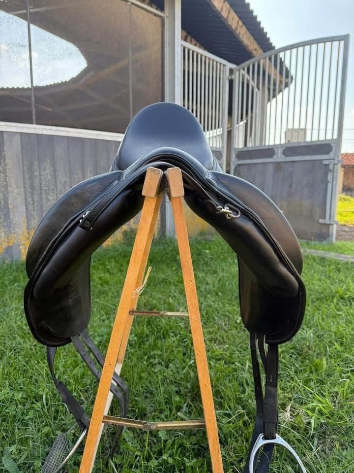 Selle de dressage MANTA 17,5, média 5