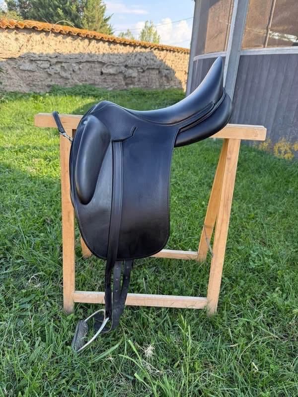 Selle de dressage MANTA 17,5, média 2