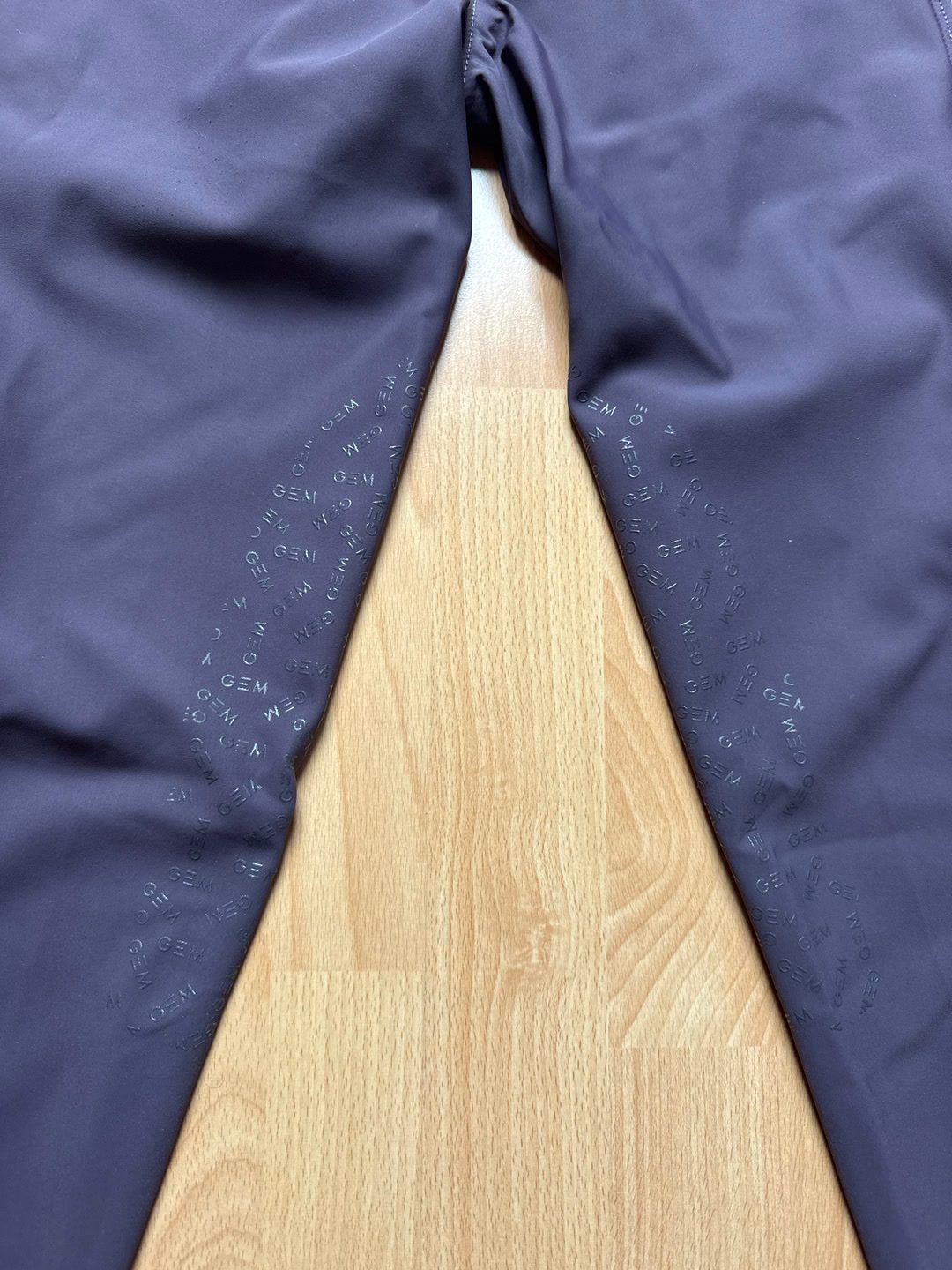 Pantalon John GEM prune, média 3