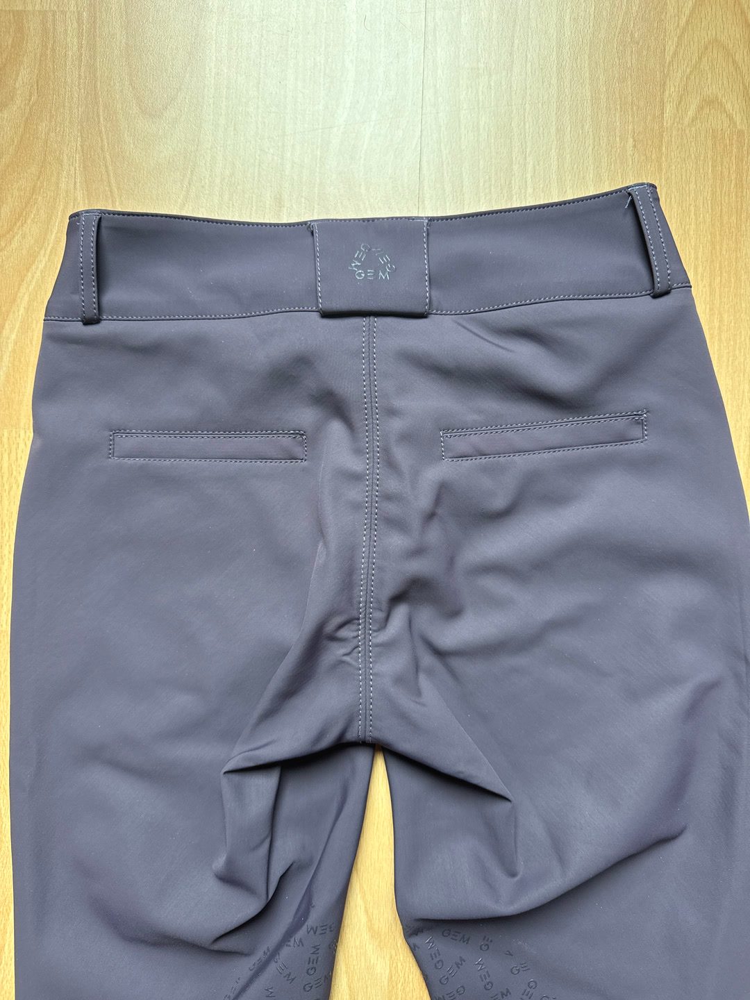 Pantalon John GEM prune, média 5