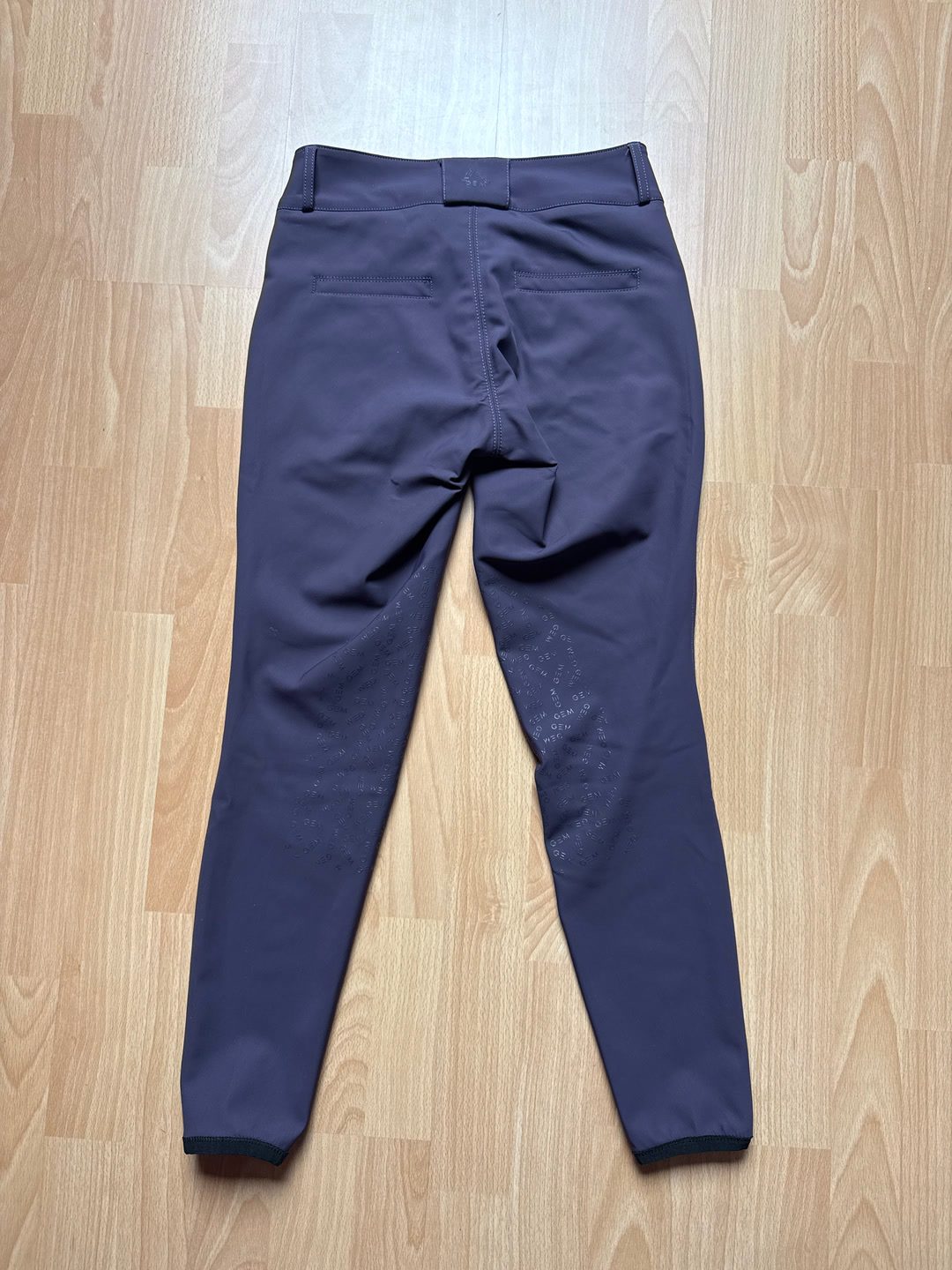 Pantalon John GEM prune, média 4