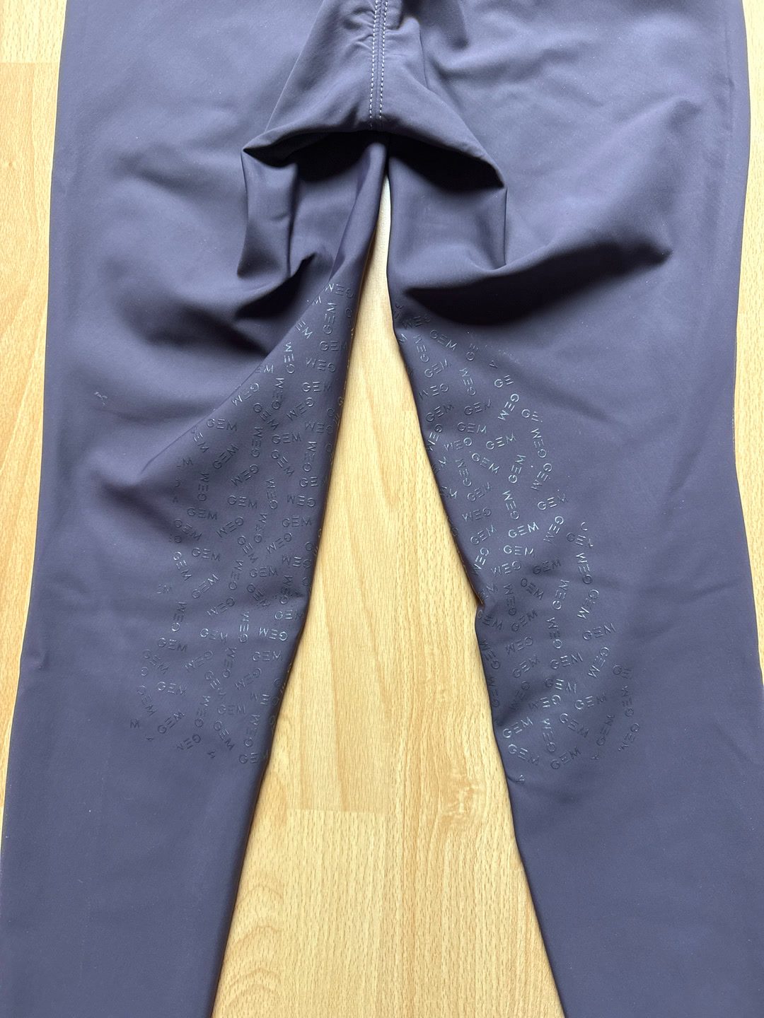Pantalon John GEM prune, média 6