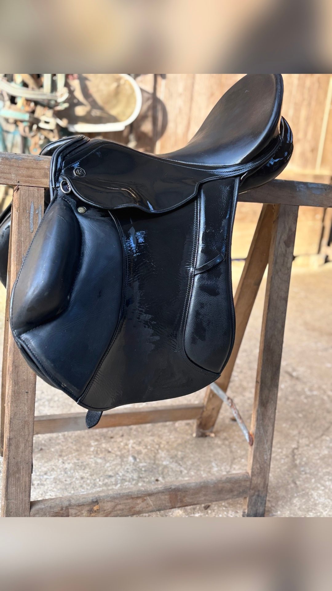 Selle de dressage noir, média 2