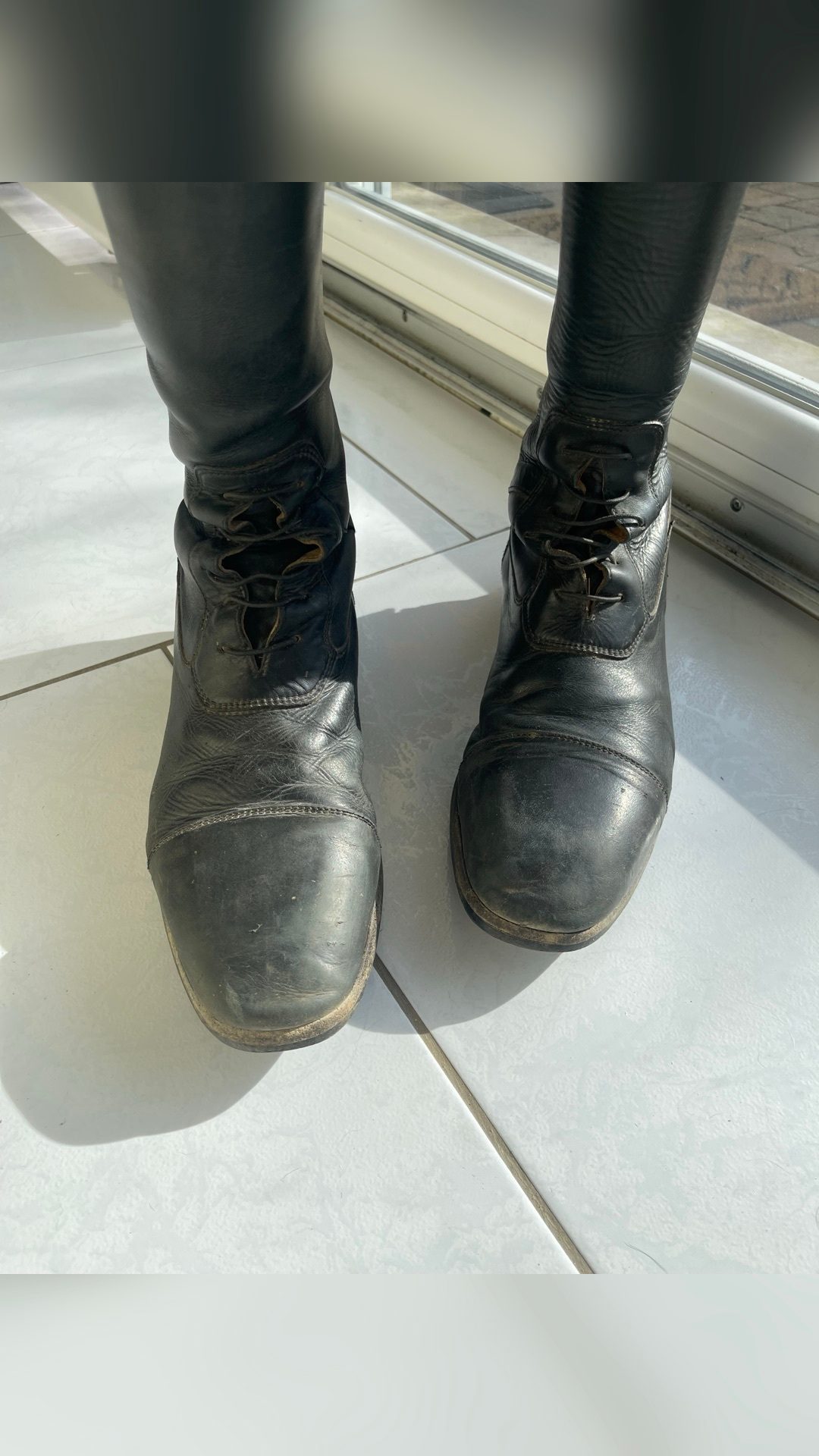 Bottes noires t.42, média 3