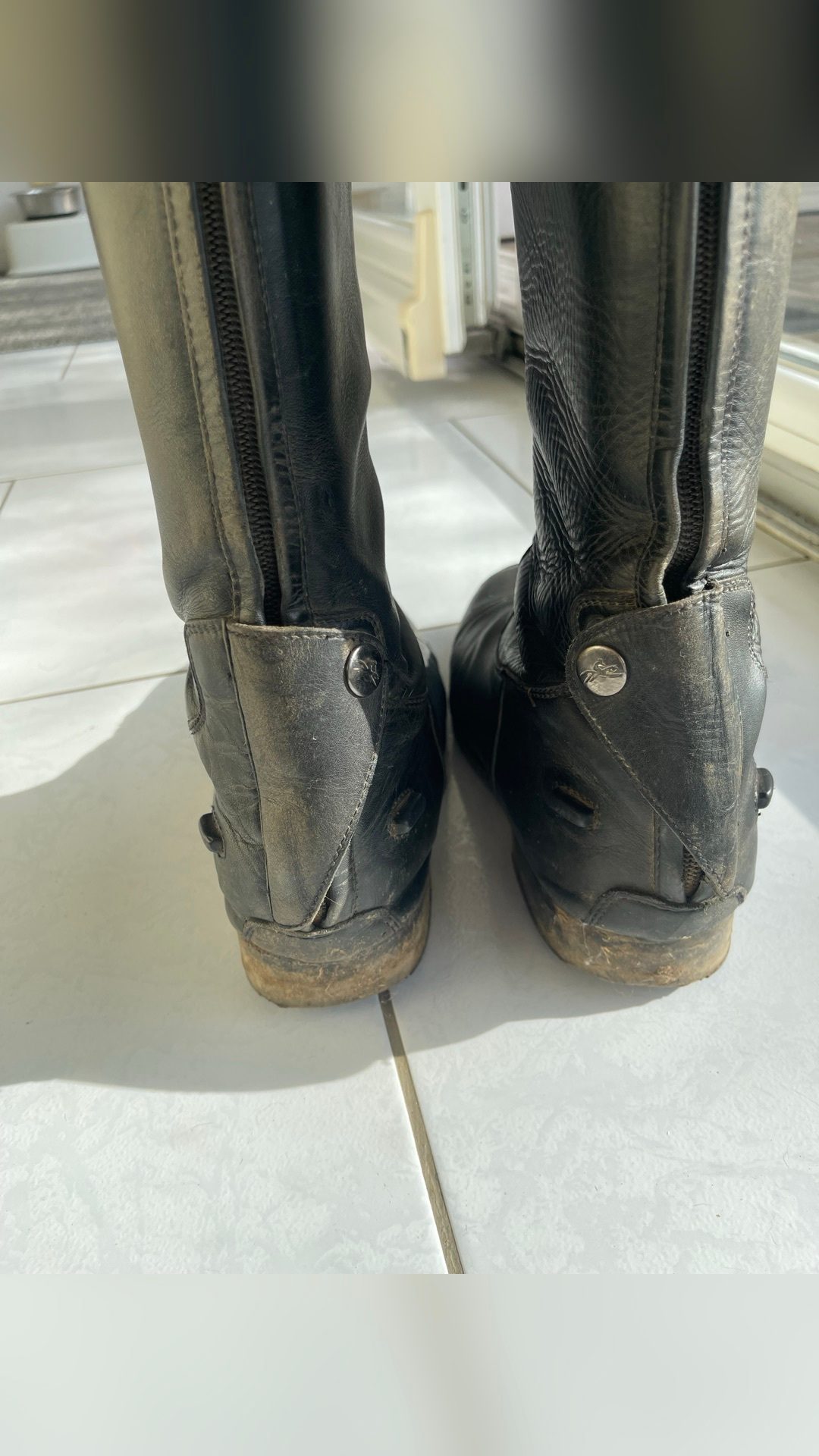 Bottes noires t.42, média 4