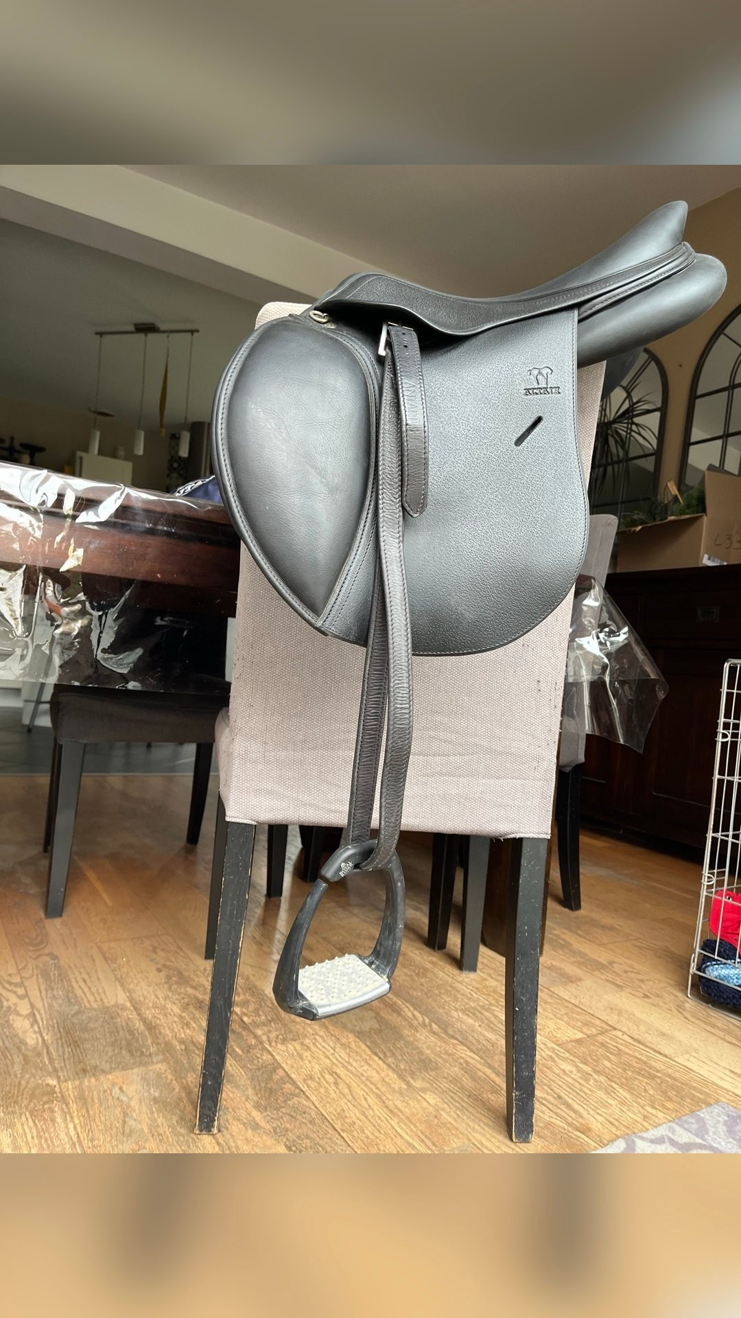 Selle Antarès 17,5pouces + étrivière + sangle, média 2