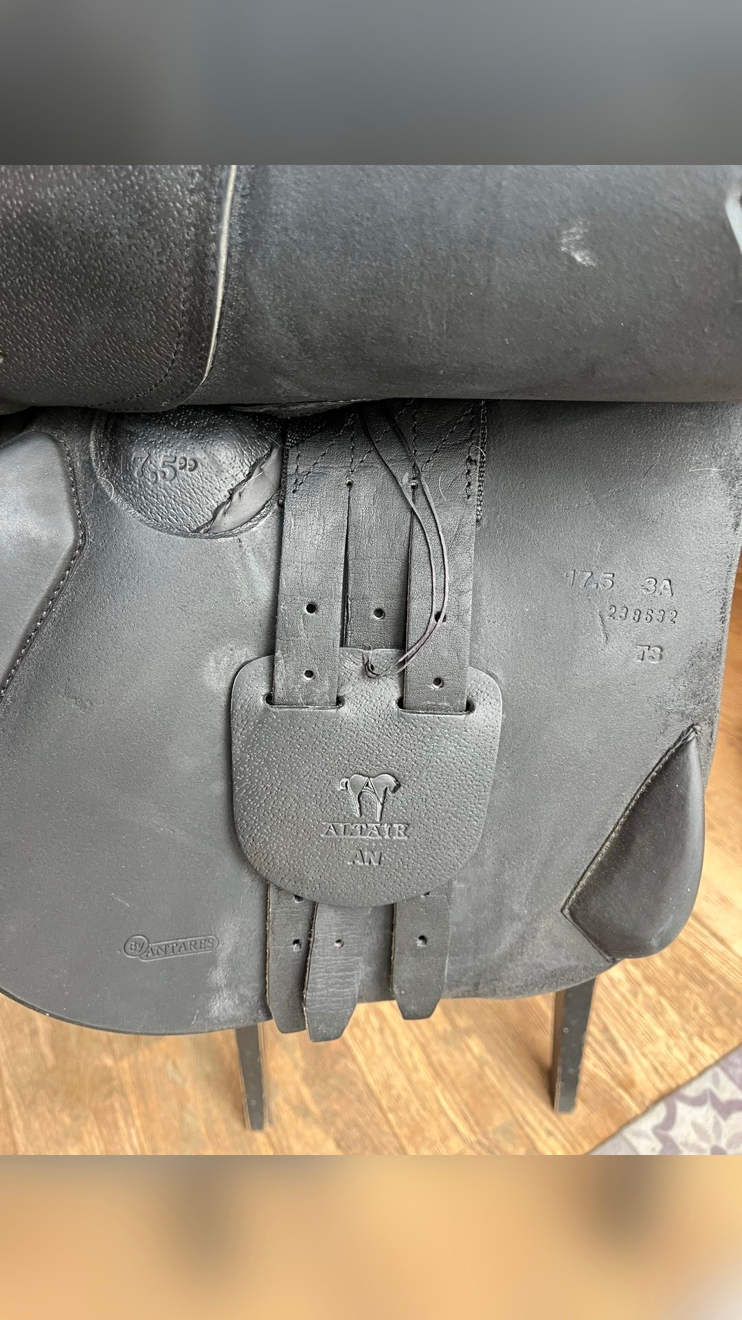 Selle Antarès 17,5pouces + étrivière + sangle, média 4