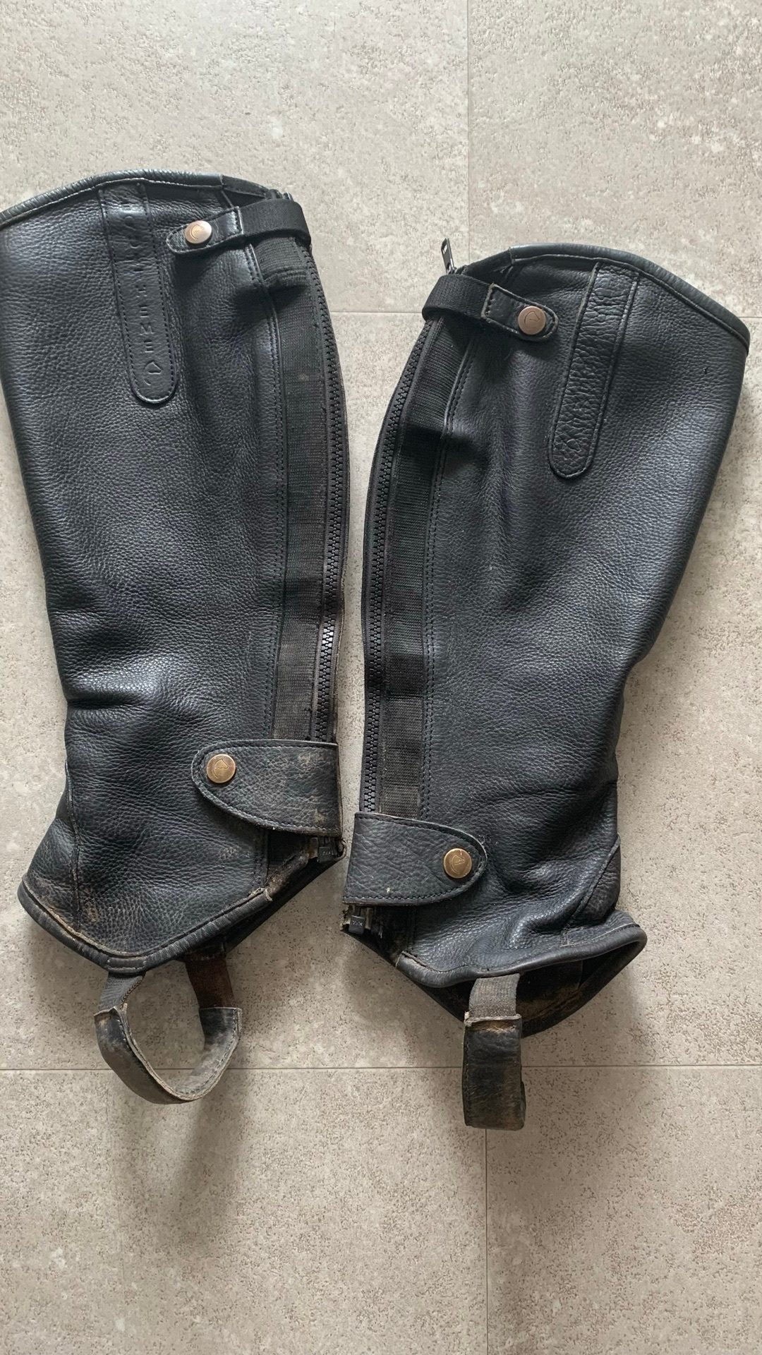Chaps noir Equitheme en cuir taille : médium, short, média 4