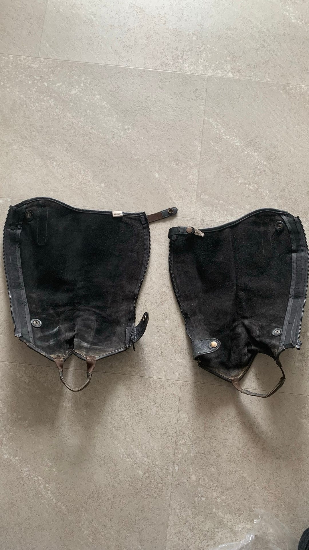 Chaps noir Equitheme en cuir taille : médium, short, média 2