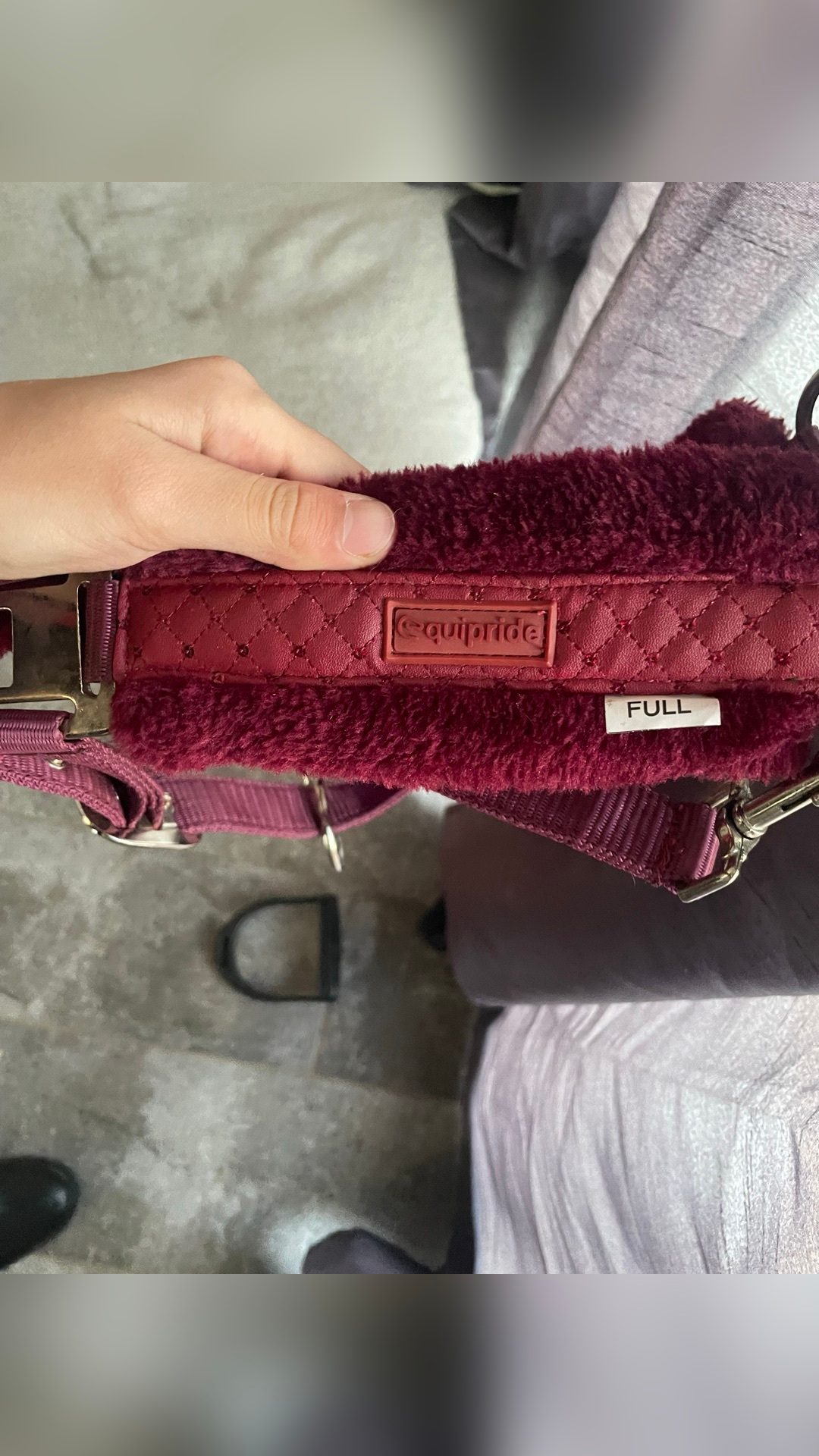 Licol rouge bordeaux à paillettes et à moumoute, média 2