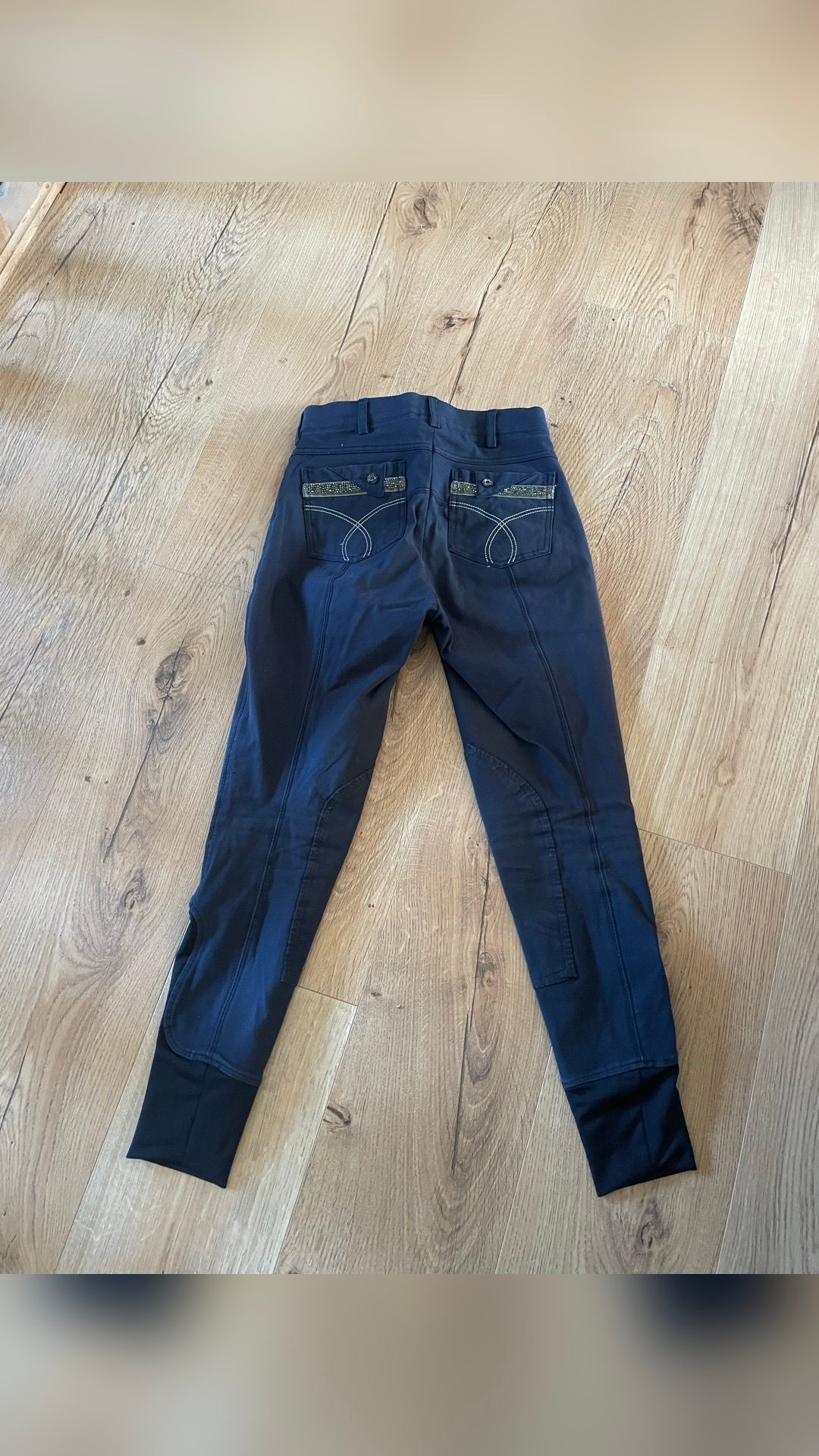 Pantalon bleu marine avec paillettes sur les poches arrières, média 2