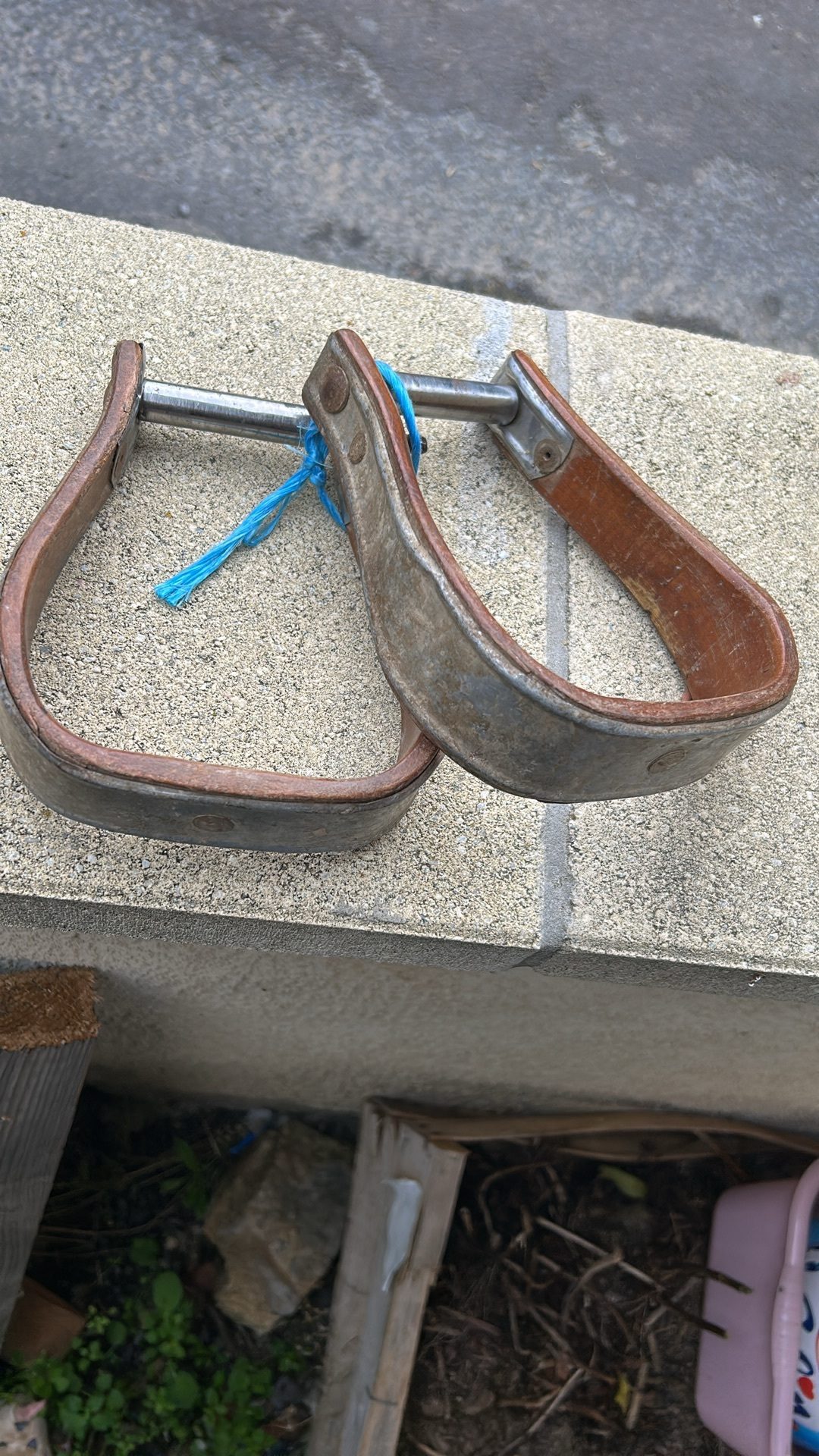 Étrier en bois et ferraille, média 2