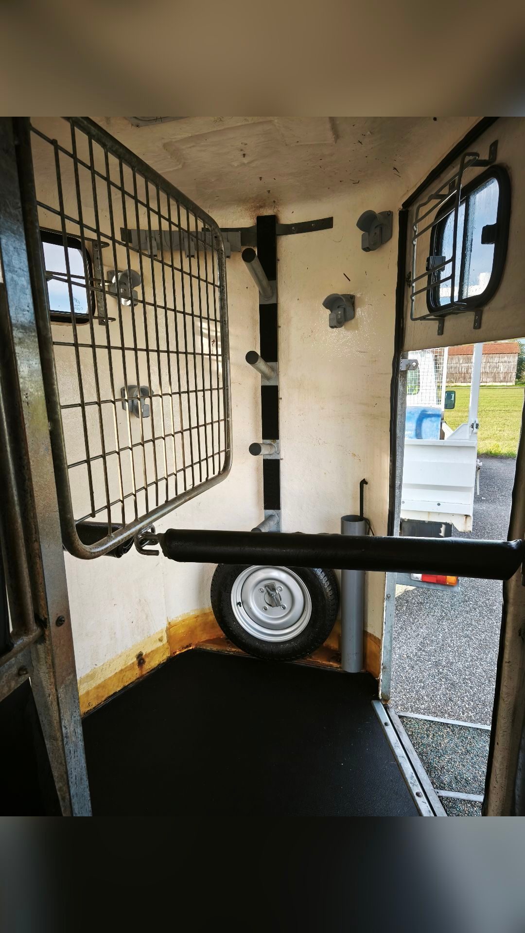 Van 4 places, média 8
