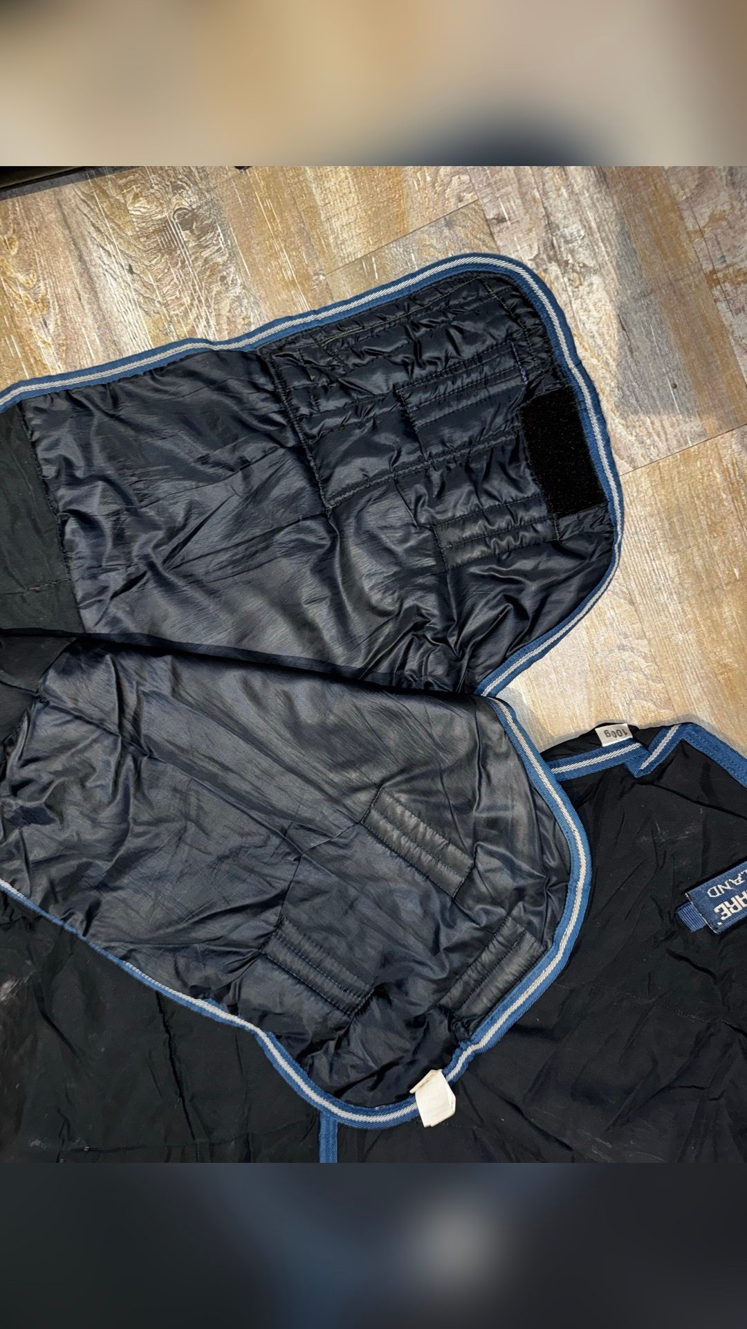 Sous couverture intégrale, média 3