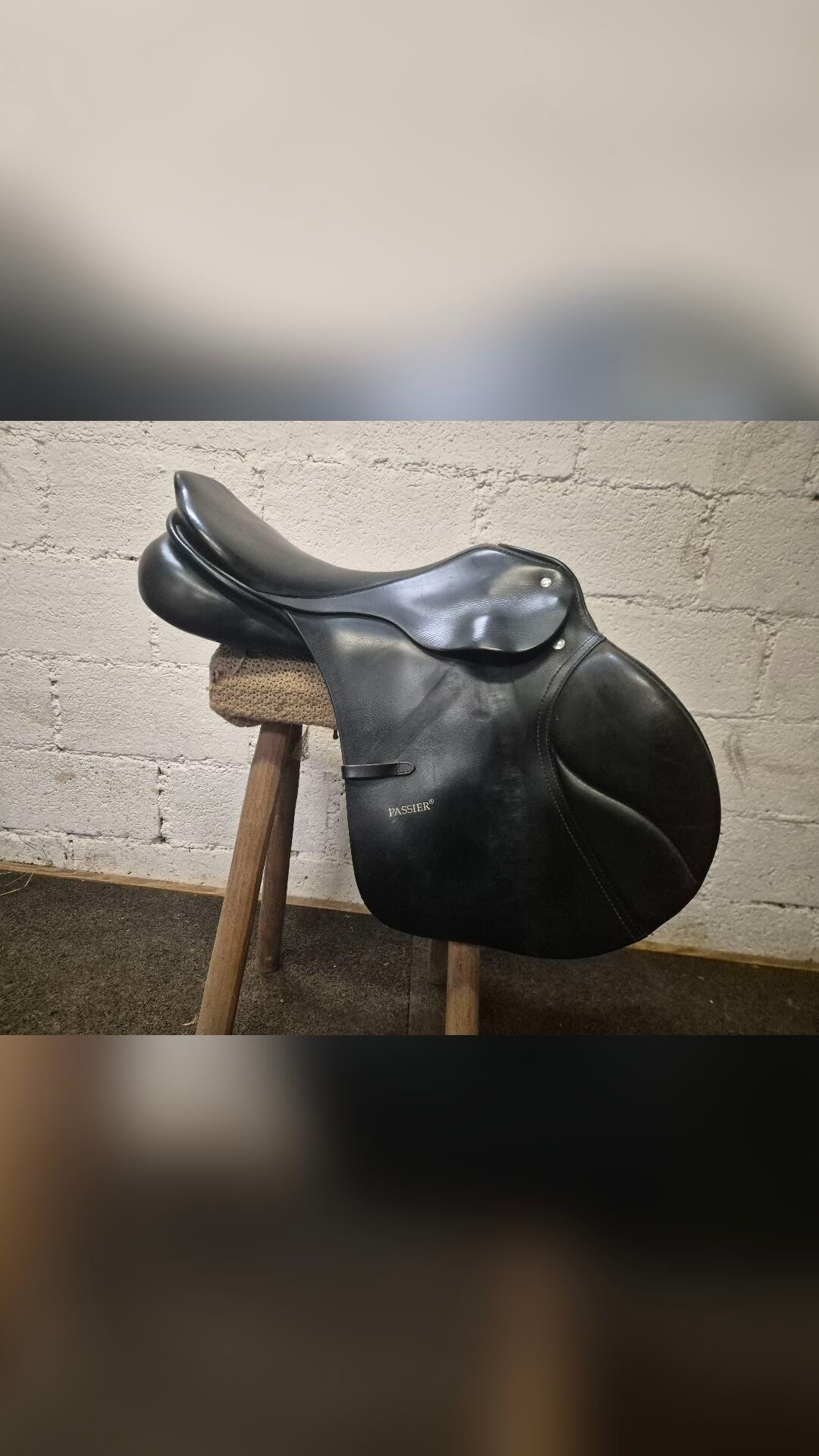 Selle en cuir noir de chez Marcus Henning, média 3