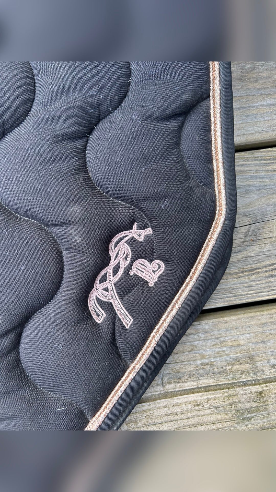 Tapis Pénélope coupe sport noir et or, média 2