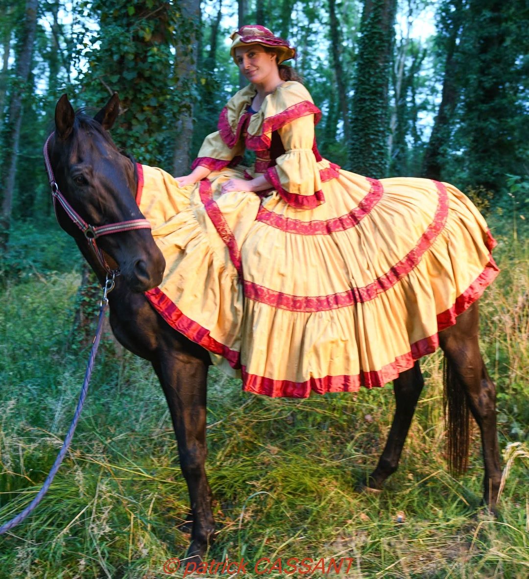 Location costume cavalière, média 8