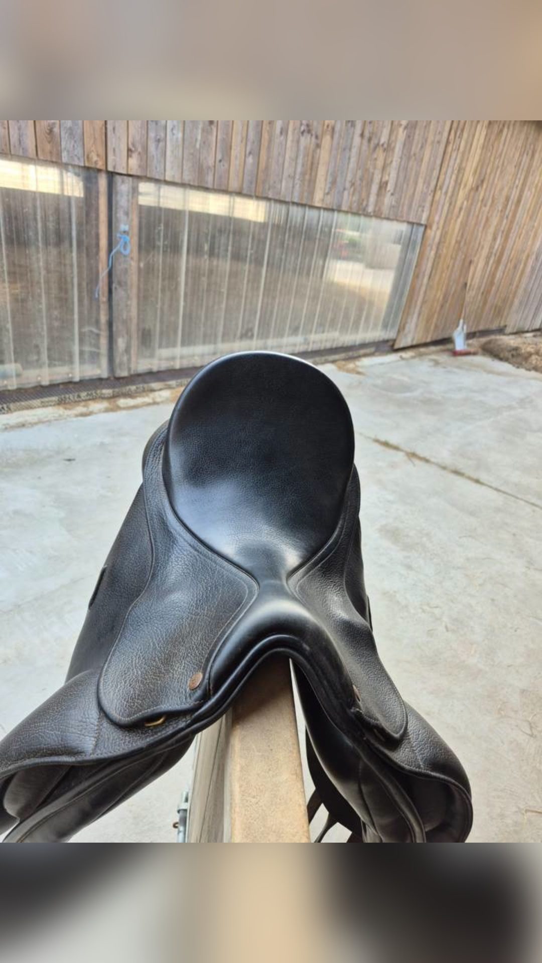 selle de dressage Bates Isabell Werth en cuir noir, taille 17", média 3