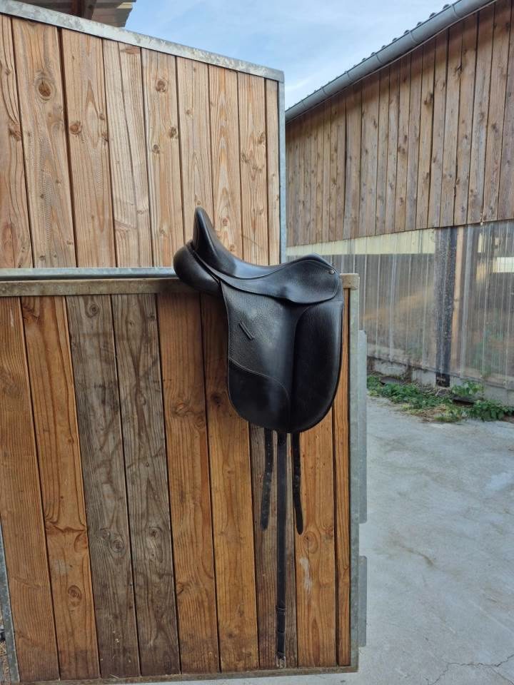 selle de dressage Bates Isabell Werth en cuir noir, taille 17", média 4