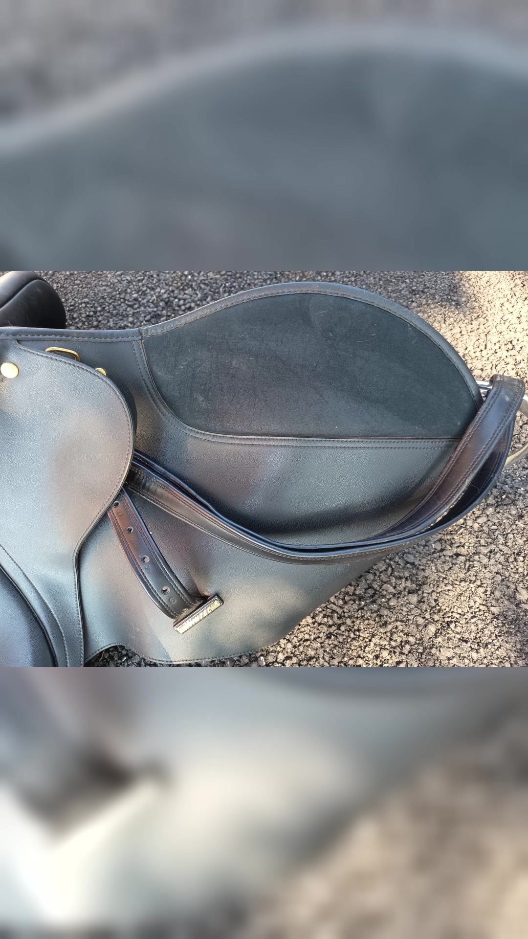Selle noire synthétique marque Wintec, média 8
