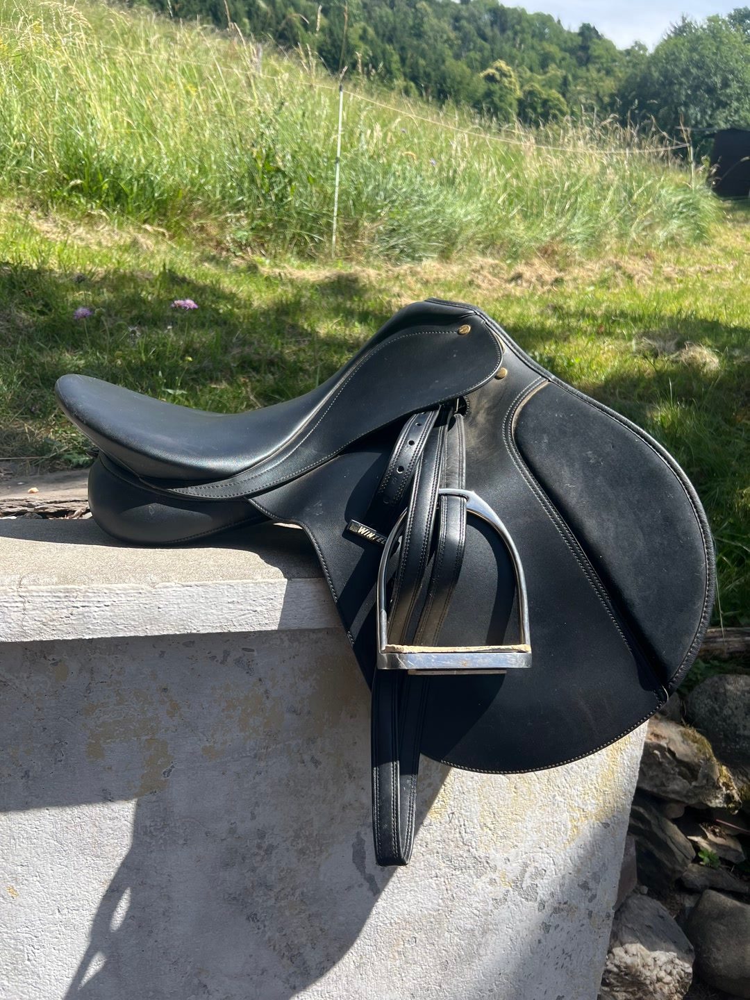 Selle noire synthétique marque Wintec, média 2