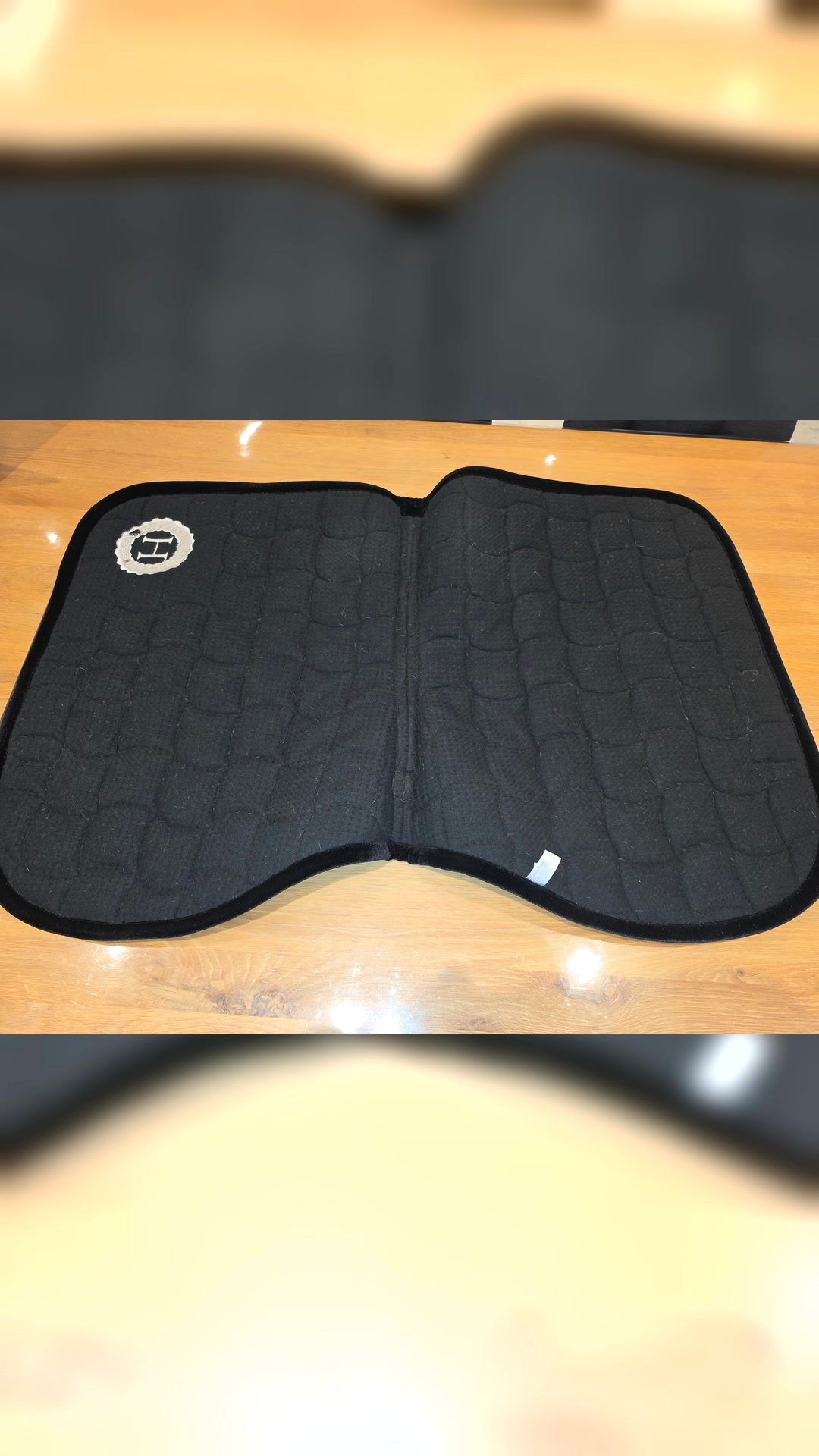 Tapis de selle Harcour en velours noir très bon état, média 4