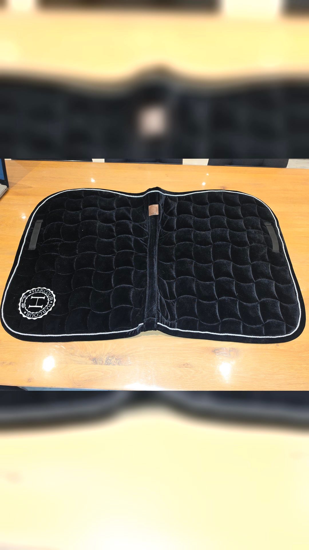 Tapis de selle Harcour en velours noir très bon état, média 3