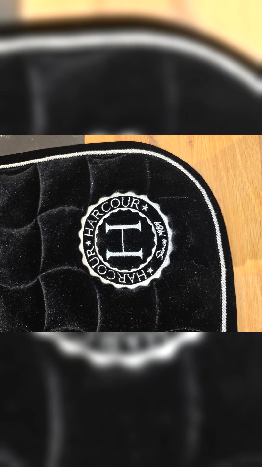 Tapis de selle Harcour en velours noir très bon état, média 6