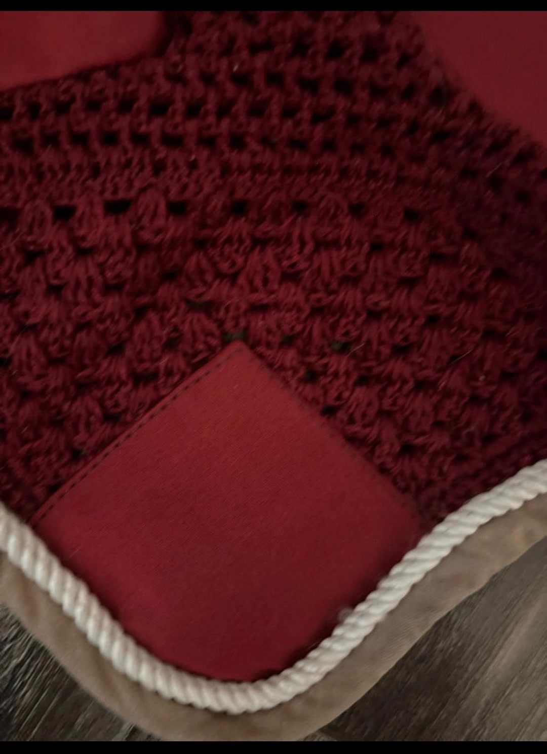 Tapis avec bonnet rouge, média 5