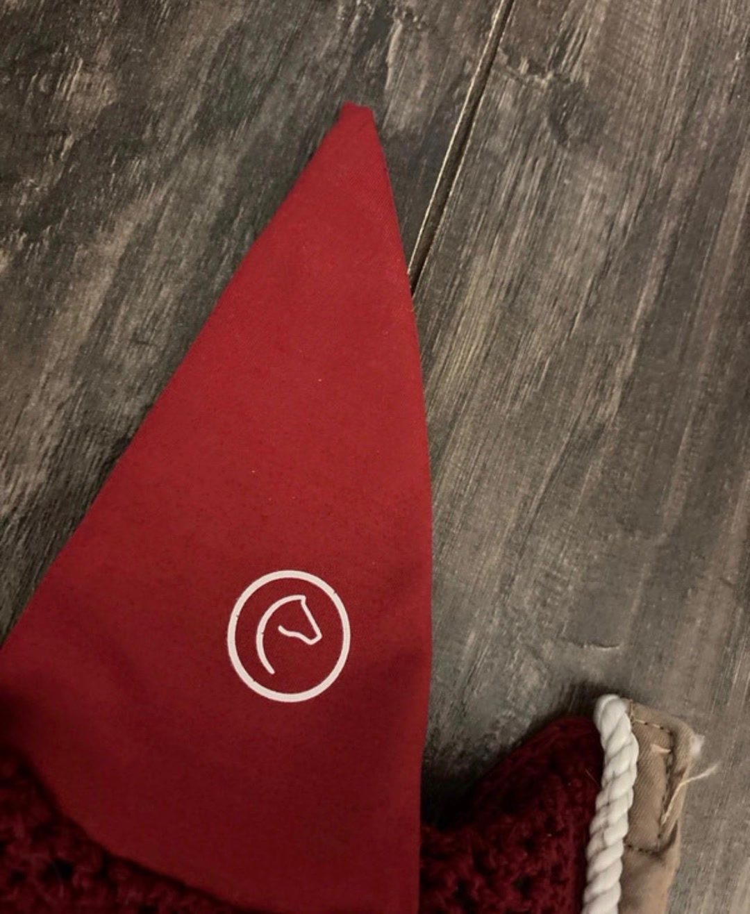 Tapis avec bonnet rouge, média 4