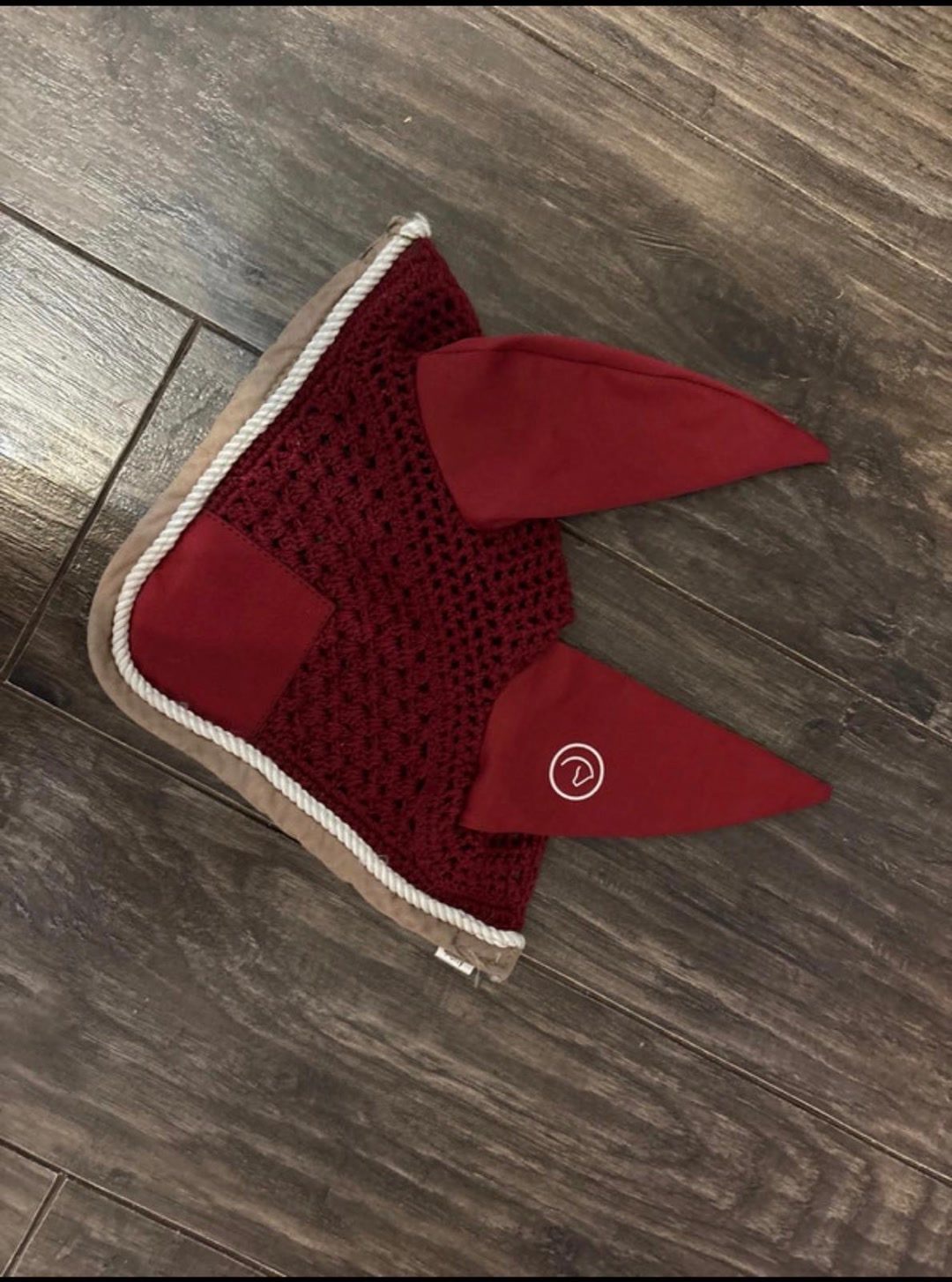 Tapis avec bonnet rouge, média 2