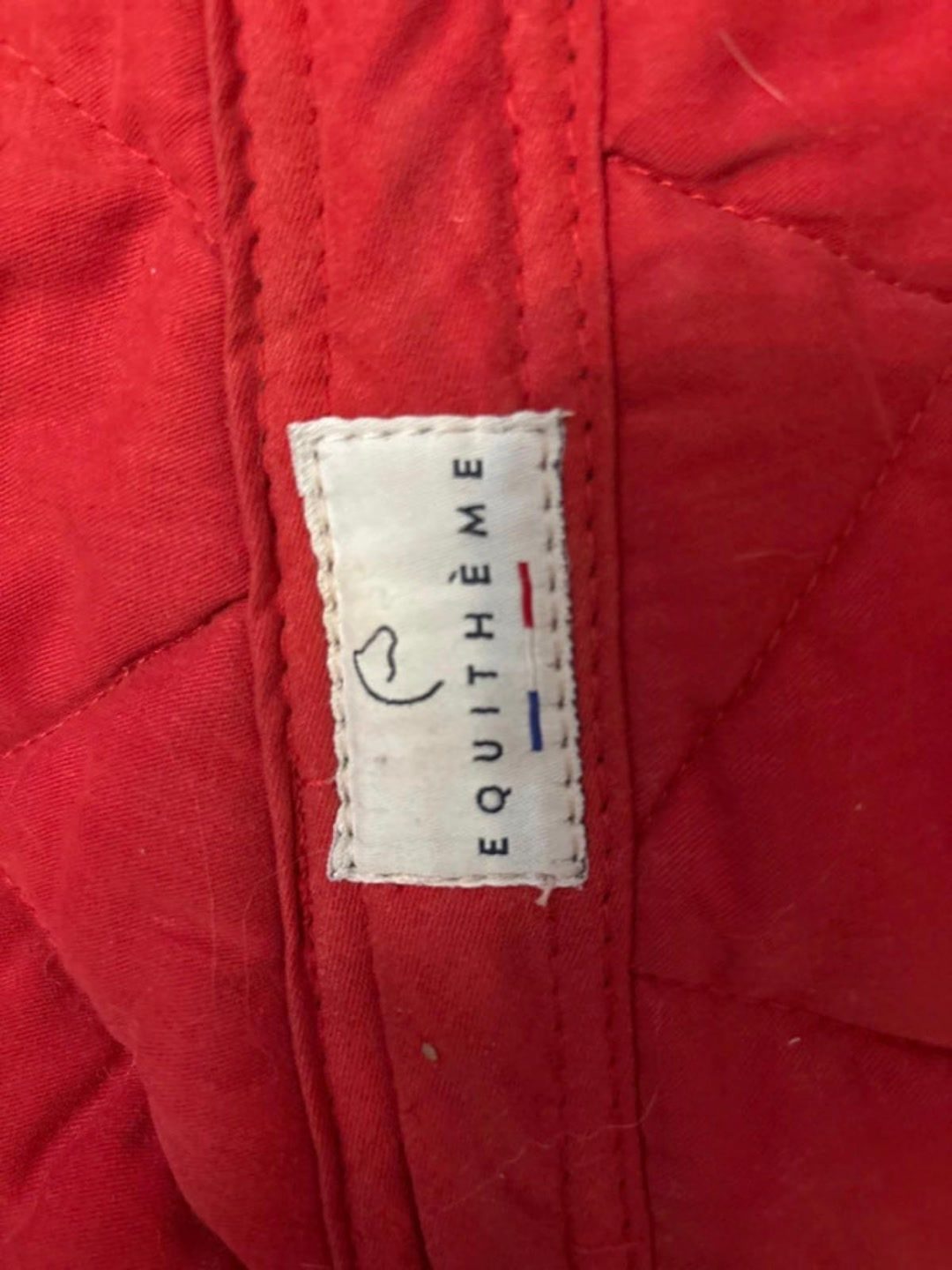 Tapis avec bonnet rouge, média 3
