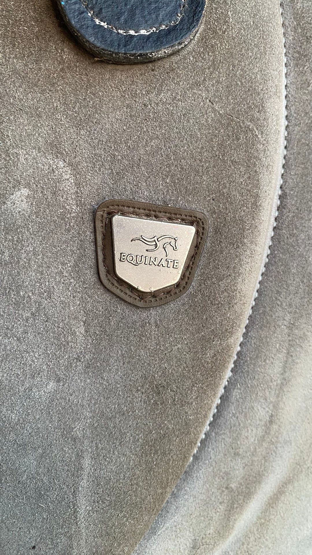 Tapis de monte à cru Equinate California taille poney coloris gris foncé avec ses patchs et une sangle Showmaster 40 cm, média 8