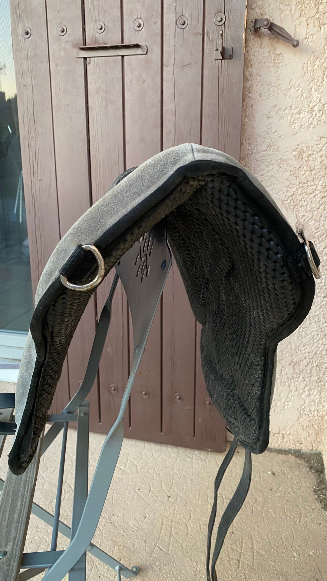 Tapis de monte à cru Equinate California taille poney coloris gris foncé avec ses patchs et une sangle Showmaster 40 cm, média 4