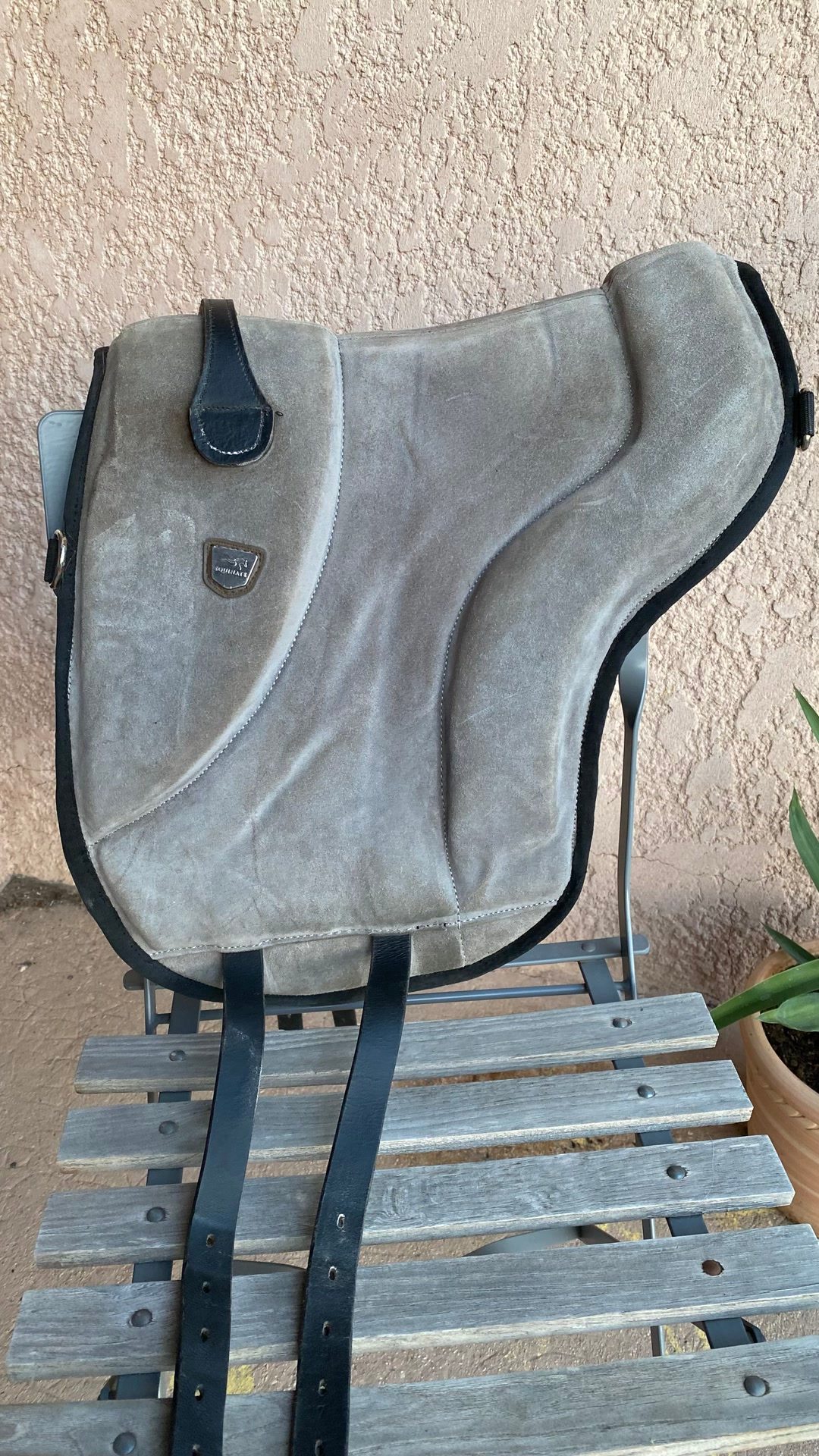 Tapis de monte à cru Equinate California taille poney coloris gris foncé avec ses patchs et une sangle Showmaster 40 cm, média 2
