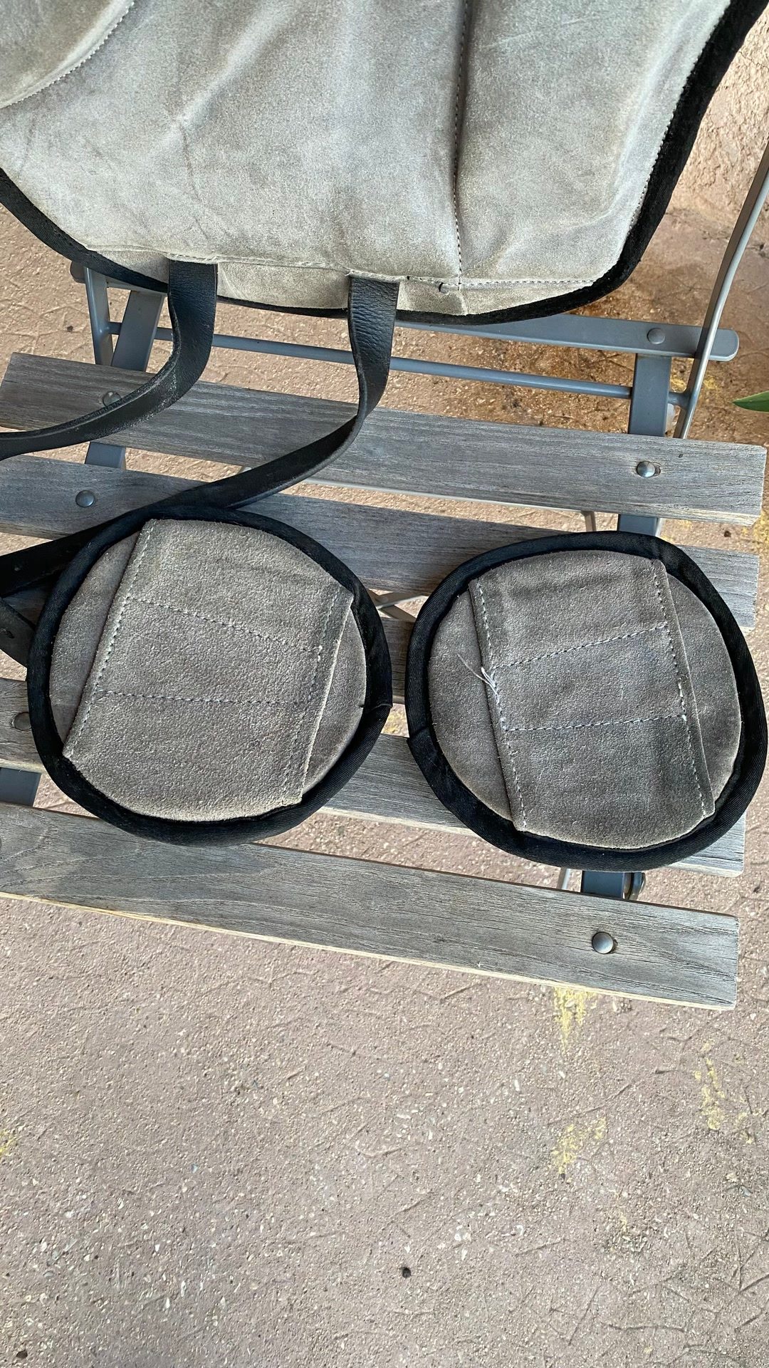Tapis de monte à cru Equinate California taille poney coloris gris foncé avec ses patchs et une sangle Showmaster 40 cm, média 9