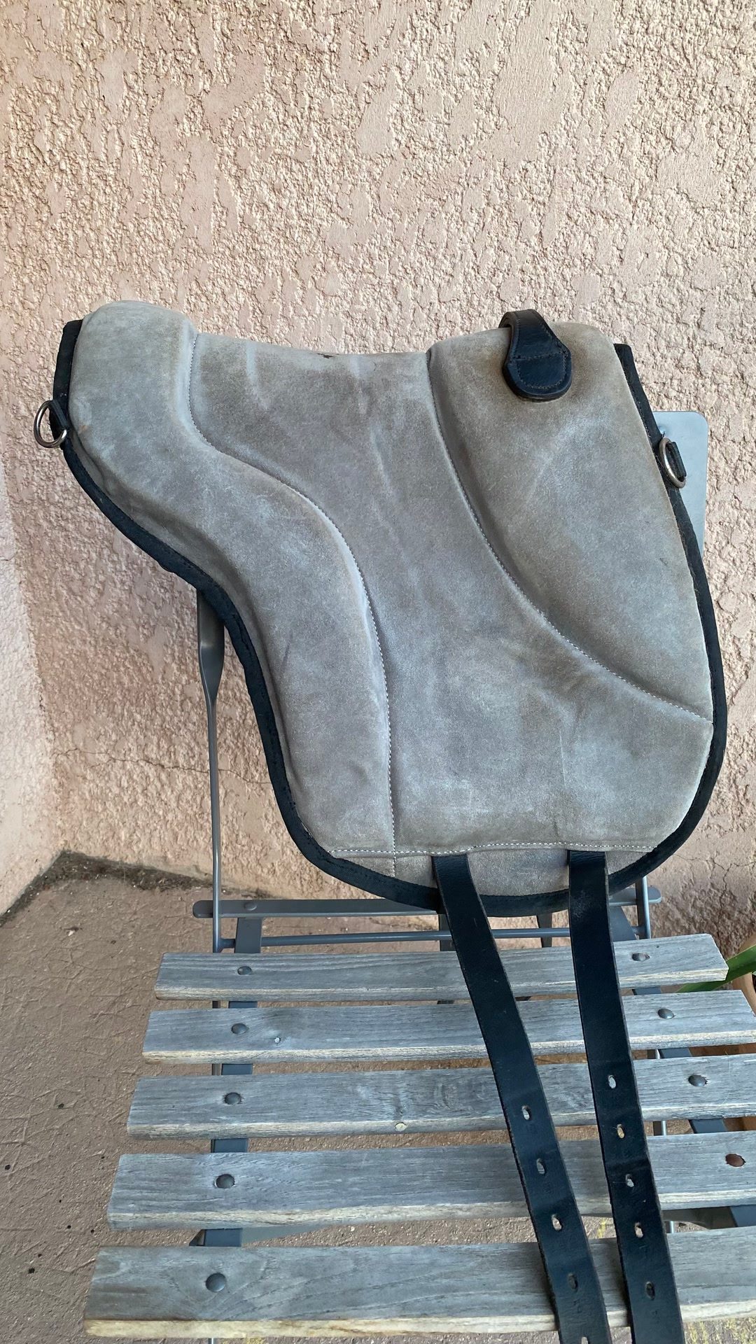 Tapis de monte à cru Equinate California taille poney coloris gris foncé avec ses patchs et une sangle Showmaster 40 cm, média 3