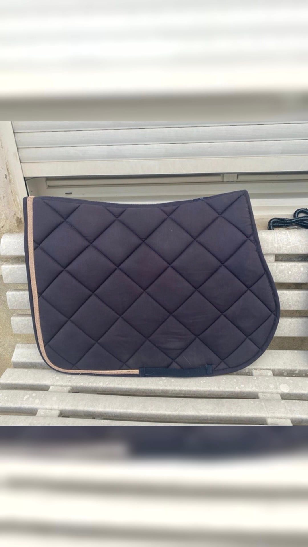 Tapis de selle équitheme bleu nuit à strass rose, média 4