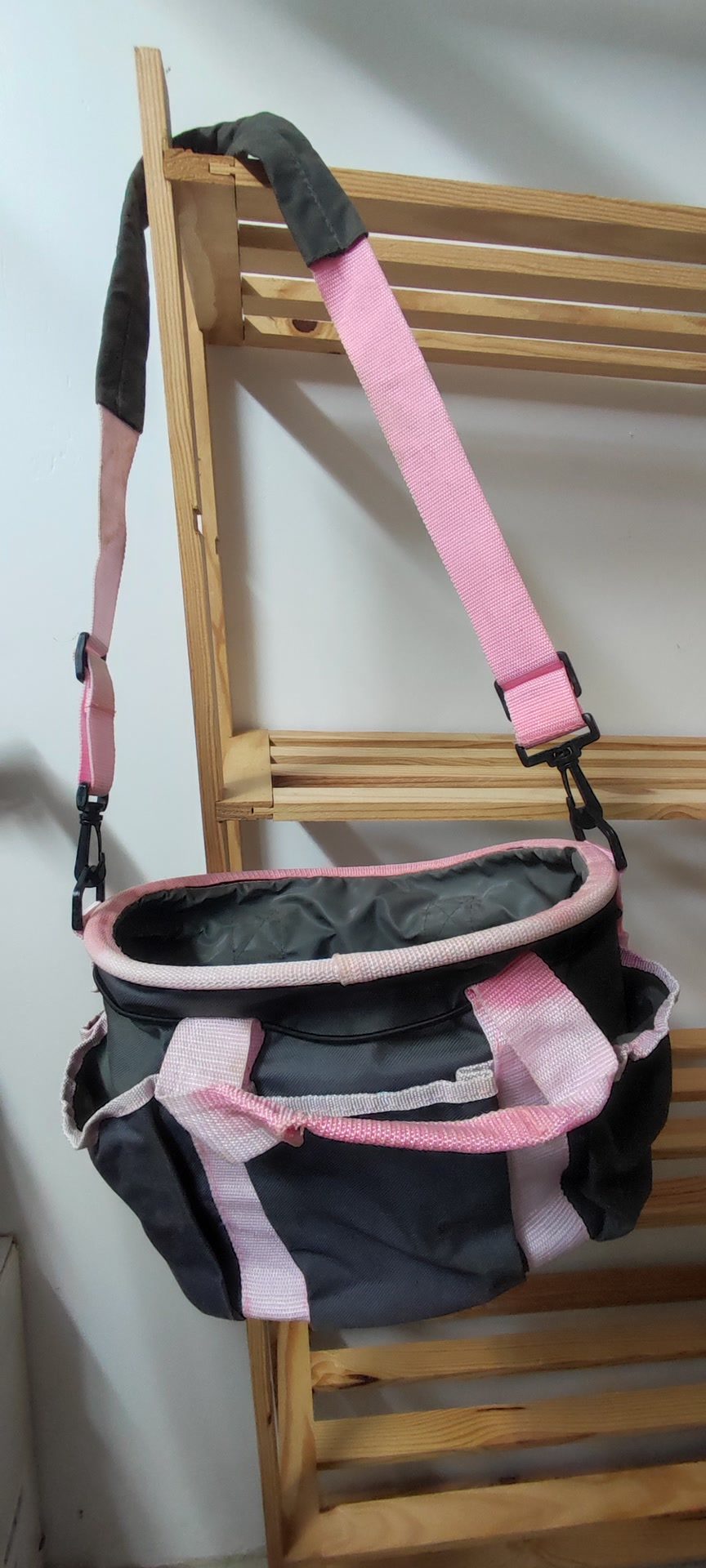 Sac de pansage gris et rose bon état, média 2