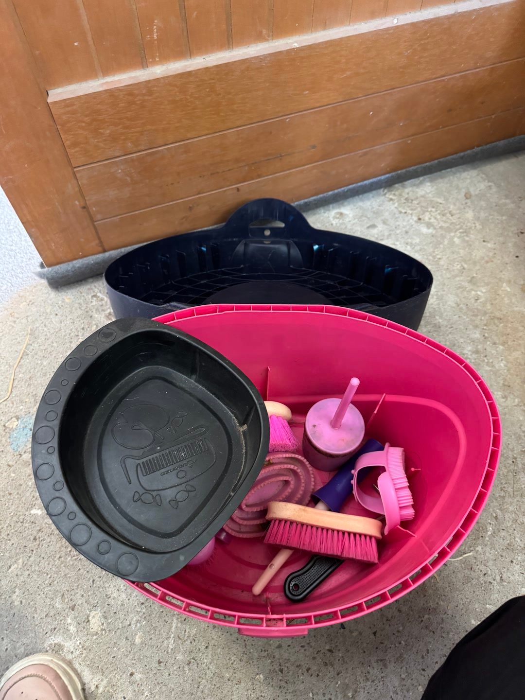 Boîte de pansage et brosses, média 4