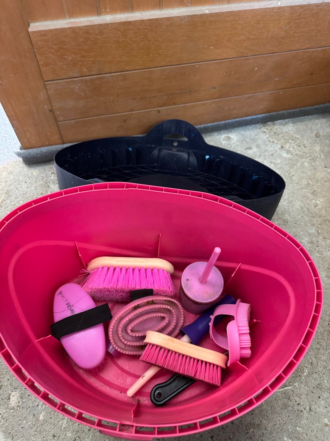 Boîte de pansage et brosses, média 5