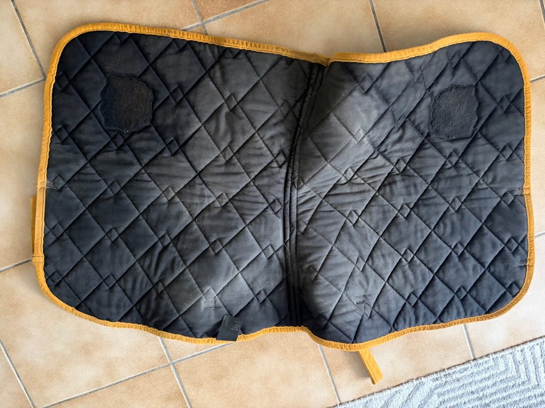 Tapis de selle en très bon état, média 3