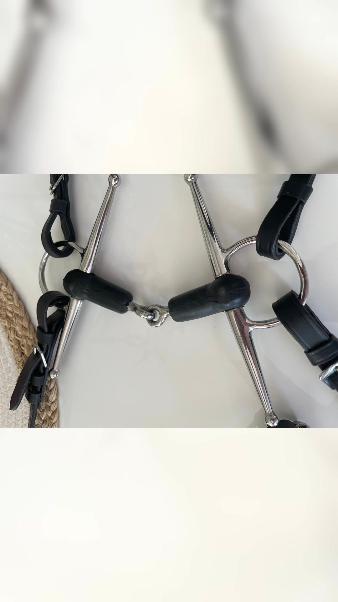 Filet / Bride en cuir noir avec mors et rênes – Très bon état, média 3