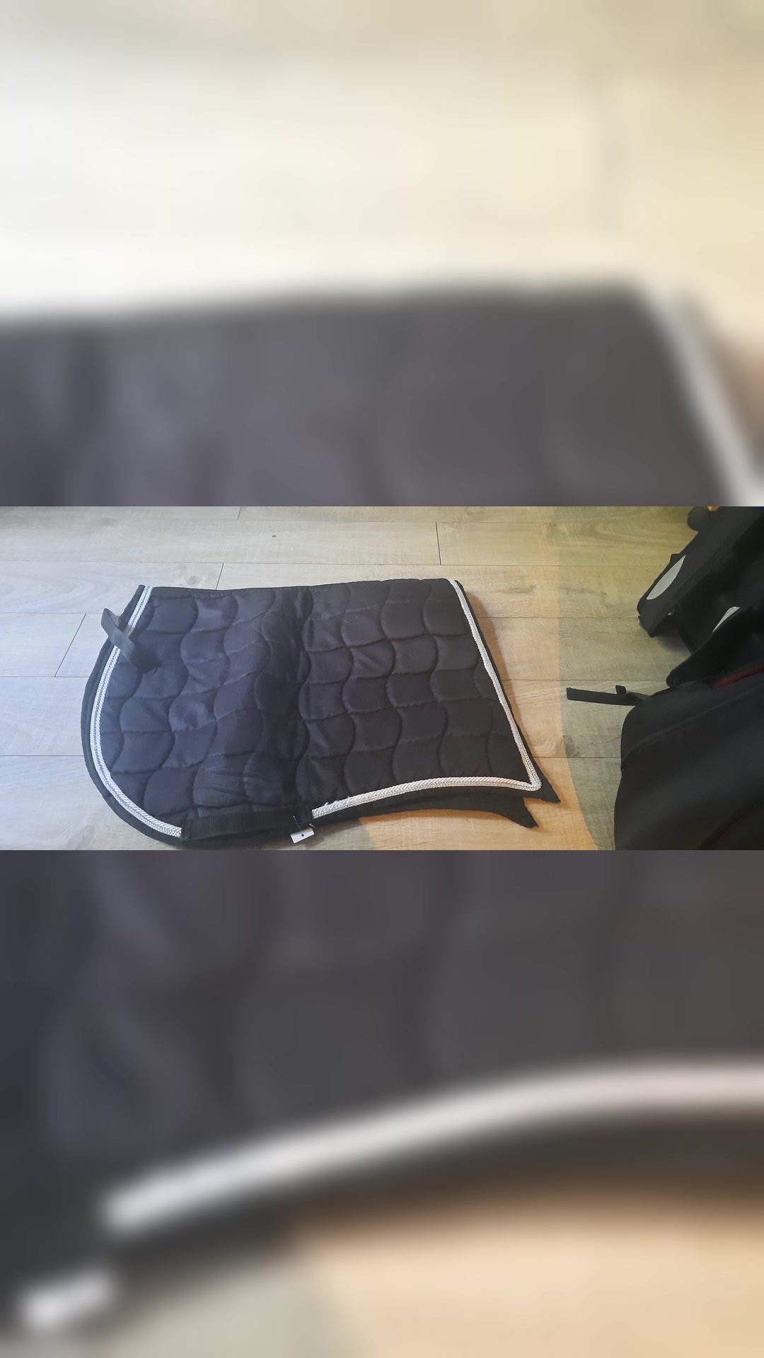 Tapis noire et blanc, média 2
